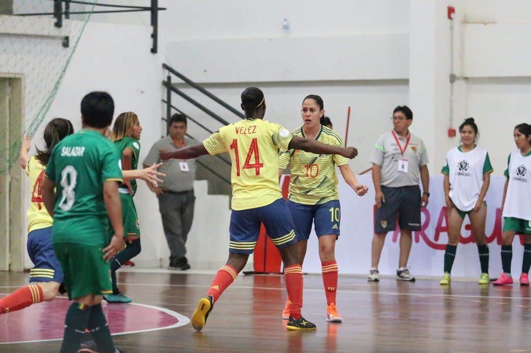 サッカー コロンビア代表チームのインスタグラム：「Selección Colombia Femenina de Fútsal derrotó a Bolivia en Copa América. 💪⚽ Bolivia 🇧🇴 2 🆚 4🇨🇴 Colombia 📸 @copaamerica #VamosColombia🇨🇴」