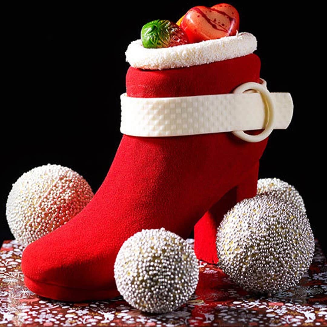 東京カレンダーさんのインスタグラム写真 - (東京カレンダーInstagram)「圧倒的な再現度に息を呑む。本物にしか見えない真っ赤な靴型チョコレート5品！ . 1)「おしゃれサンタの靴」 クリスマスという特別な日に、サンタクロースが履いている靴をイメージしたチョコレート細工。 . ・価格：8,000円 ・販売期間：12/25（水）まで （※7日前までの要予約） ⠀⠀⠀⠀⠀⠀⠀⠀⠀ 2)「クリスマスブーツ」 真っ赤なブーツに白のベルトが可愛らしいショートブーツ型チョコレートは、スエードのような質感にこだわった一品。 . ・価格：10,000円 ・販売期間：12/25（水）まで （※7日前までの要予約） ⠀⠀⠀⠀⠀⠀⠀⠀⠀ 3)「Collier Coeur（コリエ・クール）」 真っ赤なハートのペンダントトップが印象的な一品。 ・価格：3,200円 （通常販売※2日前までの要予約） ⠀⠀⠀⠀⠀⠀⠀⠀⠀ 4)「クッション」 真っ白なバラを際立たせる、真っ赤なふくらみを持ったクッション。  バラの花びらや葉の葉脈、クッションのシワという細部まで一つ一つ繊細に仕上げた一品。 ・価格：6,000円 （※当日購入可能） ⠀⠀⠀⠀⠀⠀⠀⠀⠀ 5)「バッグ」 落ち着いた渋みのあるブラウンレッドとクロコダイル革を思わせる、高級感あふれる質感を再現したバッグ型チョコレート。  取っ手のアーチは美しい曲線を描き、実際のハンドバッグのようなサイズ感だ。 ・価格：10,000円 （通常販売※2日前までの要予約） . . エリア#芝公園 #赤羽橋 . . 店名：THE SHOP at the Park  電話：03-5400-1111 住所：港区芝公園4-8-1 ザ・プリンス パークタワー東京 1F ⠀⠀⠀⠀⠀⠀⠀⠀⠀ #THESHOPatthePark #芝公園グルメ #プリンスパークタワー東京#チョコレート#クリスマスケーキ #東カレ#東京カレンダー#映えケーキ#インスタ映え#女子#かわいい#プレゼント#映えスイーツ#スイーツ#スイーツ部#甘党#話題のスイーツ」12月17日 7時44分 - tokyocalendar