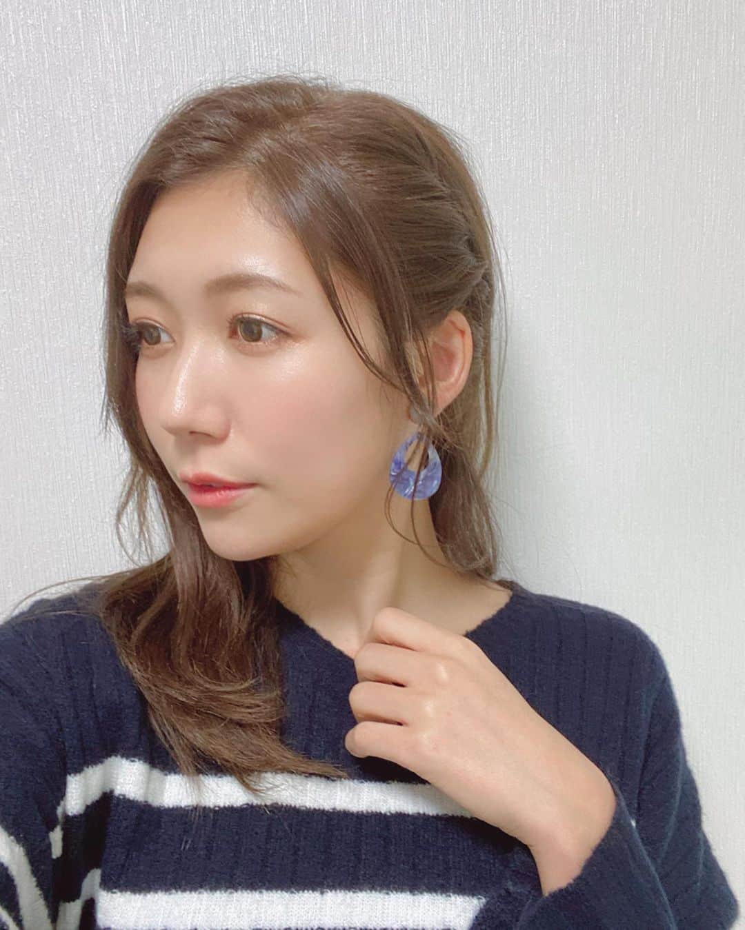 のインスタグラム：「<hair style>  ストレートサイド寄せヘア  イヤリング→ @leange_pippi  #アベプラ #abematv  #weather #weatherforecast #気象予報士 #穂川果音 #instastyle #instahair  #ヘアアレンジ #ダウンスタイル  #hair #hairstyle #hairarrange #ほかのん #hairstyles #wavehair #hairstyling #おしゃれ #cosplay  #イヤリング #ストレートヘア #サイド寄せヘア　#ゆる巻き　#ナチュラルヘア　#サイド寄せアレンジ」