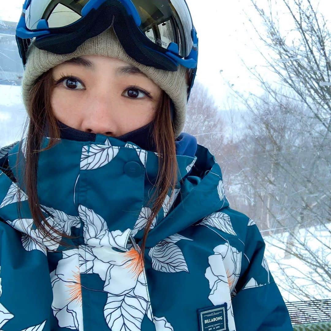 上田ユキエさんのインスタグラム写真 - (上田ユキエInstagram)「I like your jacket 💕 よく声かけられる、私も大好きなジャケット🌺 #billabong  @k2.snowboarding @billabongwomensjp @billabong_snowboarding @unfudge_official @ronin_the_tour_life @ronineyewear @hayashiwax @hayashiwaxusa」12月17日 8時02分 - yukie_ueda