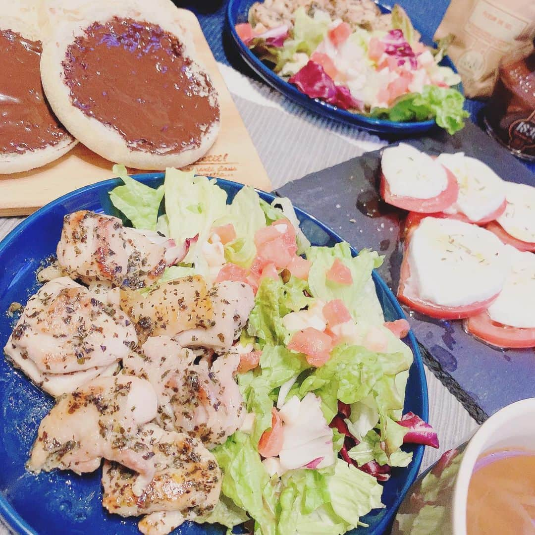 ERICAさんのインスタグラム写真 - (ERICAInstagram)「昨日のおうちごはん🍽🥗🥯 メゾンブレモンドさんから、 ・オレンジ🍊のフレーバーオリーブオイル ・ヘーゼルナッツ&カカオのスプレッド ・プロヴァンス産ハーブソルト🌿🧂 を頂いたので、早速お料理に合わせてみました(*´꒳`*)✨ 🍽表面をカリッカリにトーストしたマフィン 🍽バジルチキンとサラダ🥗 🍽🍅カプレーゼ 🍽オニオンスープ  オリーブオイルは、サラダやカプレーゼにかけたり🥗、ハーブソルトもカプレーゼやチキンの仕込みに使ったり・・・といろいろ使えて、作るのが楽しくなっちゃいました✨  さぁ次は何を作ろっかな٩(๑❛ᴗ❛๑)۶  #photooftheday #instalike #instadaily #smile #webstagram #美容 #コスメコンシェルジュ #happy #tokyo #gingergolfteam #japan #クッキングラム #おうちカフェ #foodstagram #おうちごはん  #maisonbremond #pr #present #メゾンブレモンド #maisonbremond1830 #dinner #簡単レシピ #カフェごはん #クッキングラム #クッキングラマー」12月17日 8時08分 - erica_lillian1983