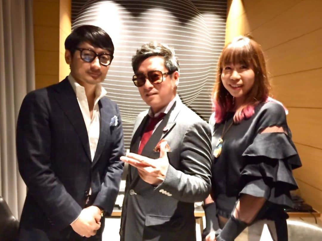 黒沢薫さんのインスタグラム写真 - (黒沢薫Instagram)「テーマがスティービーなんでサングラスで伺いましたが、さやかさんとスティービーの歌い方、発声を解説＆実演してきました。スティービーの歌唱スタイルはクロマチックハーモニカから！という新説を提唱させていただきました。それにしても、黒沢の歌声マフィア感よ。 #memory #松尾潔のメロウな夜間授業 #安倉さやか #松尾潔　#黒沢薫 #music #soul #rb #singer #lovelife」12月17日 8時30分 - kaorukurosawa_lovelife