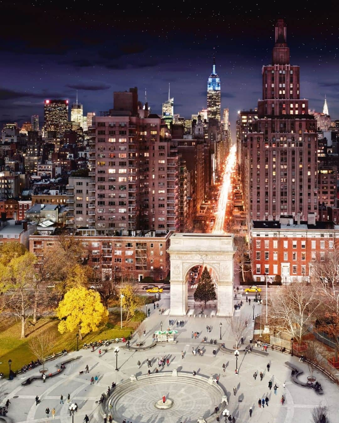 ナショナルジオグラフィックさんのインスタグラム写真 - (ナショナルジオグラフィックInstagram)「Photo by @stephenwilkes | Over Washington Square Park, you can look closely and see two men walking in black tuxedo tailcoats, wearing large white rabbit heads! It’s one of my favorite details of this Day to Night photograph. I always feel so fortunate when these serendipitous moments happen. Washington Square Park has always been a personal favorite, as I lived in Greenwich Village for many years. Wishing everyone happy holidays!  In the Day to Night series, epic cityscapes and landscapes are portrayed from a fixed camera angle, capturing fleeting moments of humanity and nature as light passes in front of the lens over the course of a full day. A select group of these images are blended into a single composite. The Day to Night Monograph has been released by Taschen. To see more about the book and  my travels near and far, follow me @stephenwilkes. To see more photos from my travels near and far, follow me @stephenwilkes. #DayToNight #StephenWilkes #WashingtonSquarePark #NYC #GreenwichVillage」12月17日 8時35分 - natgeo