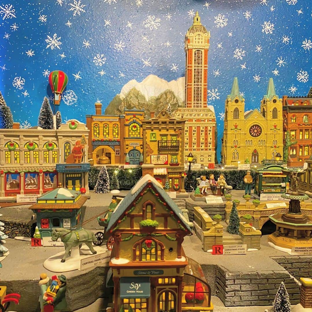 マキ・コニクソンさんのインスタグラム写真 - (マキ・コニクソンInstagram)「今日はLeavenworthでショッピング！毎回必ず訪れるクリスマスショップ！🎄1時間ぐらいお店にいても飽きないぐらい色々なタイプのクリスマスグッツがあるの。本当に夢があるね！✨✨クリスマスファンにはたまらないお店🎄 #visitleavenworthwa #クリスマスのおすそ分け🎄」12月17日 8時37分 - makikonikson