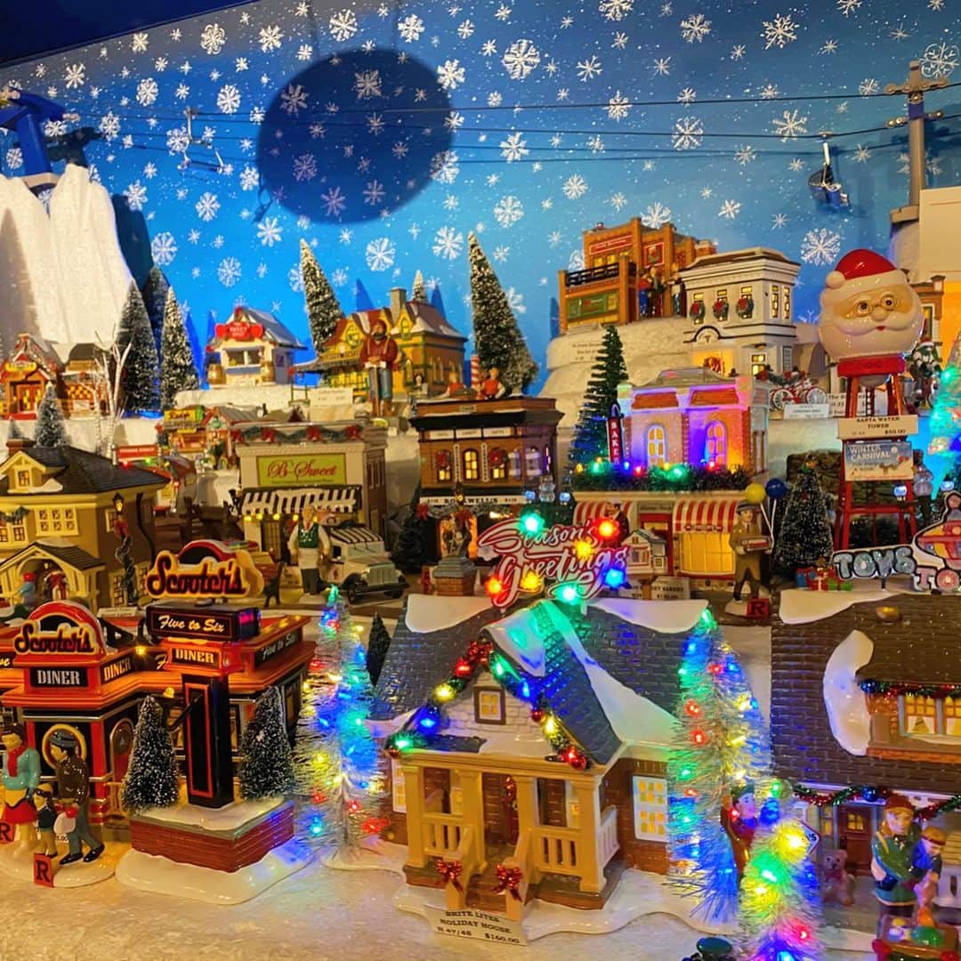 マキ・コニクソンさんのインスタグラム写真 - (マキ・コニクソンInstagram)「今日はLeavenworthでショッピング！毎回必ず訪れるクリスマスショップ！🎄1時間ぐらいお店にいても飽きないぐらい色々なタイプのクリスマスグッツがあるの。本当に夢があるね！✨✨クリスマスファンにはたまらないお店🎄 #visitleavenworthwa #クリスマスのおすそ分け🎄」12月17日 8時37分 - makikonikson