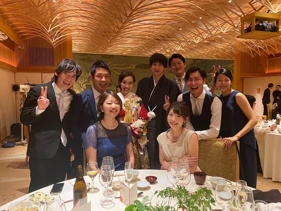 藤村晃輝さんのインスタグラム写真 - (藤村晃輝Instagram)「東京にて大学の友人の結婚式でした。大変だった就活を一緒に乗り越えたメンバーの晴れ舞台、笑いあり驚きあり涙あり…本当に素敵な時間でした！ちなみに、みんなお酒と一緒に水も頼んで飲む…というところに時間の経過を感じました😂落ち着きましたね我々😂結婚本当におめでとう！！ #東京 #結婚式 #おにぎり #おかわり #炊き込みご飯 #追加の炊き込みご飯 #スナック芯 #ただ声でかいおじさん #根に持つタイプ #襟足切ってほしい #八芳園 #happywedding #20191215」12月17日 8時41分 - fujimura_koki_tos