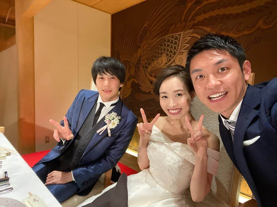 藤村晃輝さんのインスタグラム写真 - (藤村晃輝Instagram)「東京にて大学の友人の結婚式でした。大変だった就活を一緒に乗り越えたメンバーの晴れ舞台、笑いあり驚きあり涙あり…本当に素敵な時間でした！ちなみに、みんなお酒と一緒に水も頼んで飲む…というところに時間の経過を感じました😂落ち着きましたね我々😂結婚本当におめでとう！！ #東京 #結婚式 #おにぎり #おかわり #炊き込みご飯 #追加の炊き込みご飯 #スナック芯 #ただ声でかいおじさん #根に持つタイプ #襟足切ってほしい #八芳園 #happywedding #20191215」12月17日 8時41分 - fujimura_koki_tos