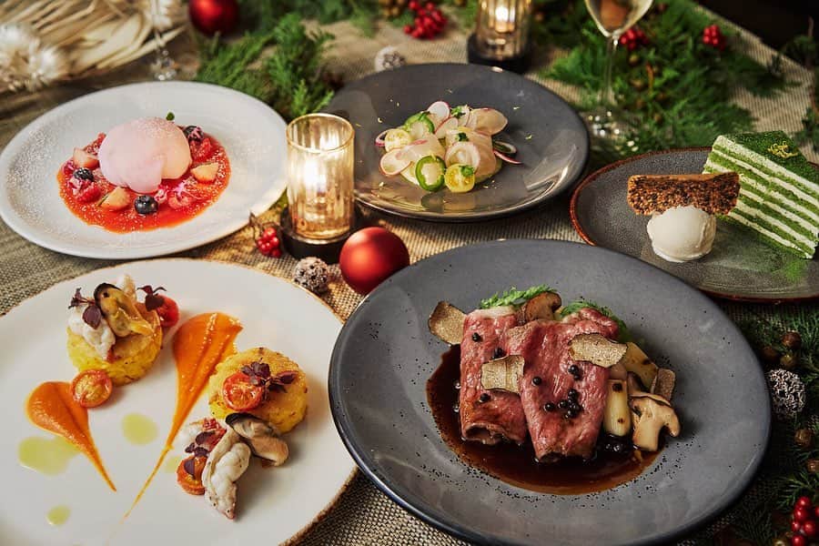 TYSONS&COMPANYさんのインスタグラム写真 - (TYSONS&COMPANYInstagram)「. 【IVY PLACE CHRISTMAS DINNER COURSE】 . 「和」をテーマにしたスペシャルクリスマスディナー。大切な日の思い出に。 「和」食ではなくIVY PLACEのフードコンセプトでもある、パシフィックリムらしさを食材やお料理に散りばめて。 . APPETIZER 真鯛のカルパッチョ ホタテと柚子のワカモレ Snapper carpaccio with yuzu guacamole, thin sliced jalapeño and coriander . SEAFOOD カナダ産ロブスターとムール貝のサフラン味噌リゾット Roasted lobster tail with saffron and miso risotto cakes, mussels and semi dried tomatoes . MEAT 黒毛和牛ローストビーフのすき焼きフレッシュトリュフと酒粕マッシュポテト Roasted wagyu beef sukiyaki style with sake lees mashed potatoes, shiitake, long negi confit and fresh truffles . DESSERT ほうじ茶クリームとホワイトチョコレートムースのイチゴ大福 抹茶レイヤーショートケーキとゴマジェラート Strawberry daifuku mochi stuffed with white chocolate mousse, fresh berries and berry sauce  Matcha shortcake cake with yuzu cream and white sesame gelato . CHRISTMAS DINNER COURSE ¥8,000 (12/23 – 12/25) Reservations: 03-6415-3232 . #アイヴィープレス #クリスマス #クリスマスディナー #クリスマスディナー東京 #クラフトビール #ワイン #メイドイントウキョウ #タイソンズアンドカンパニー #ivyplace #christmas #christmasdinner #christmasdinnertokyo #craftbeer #wine #madeintokyo #tysonsandcompany」12月17日 8時50分 - tysonsandcompany