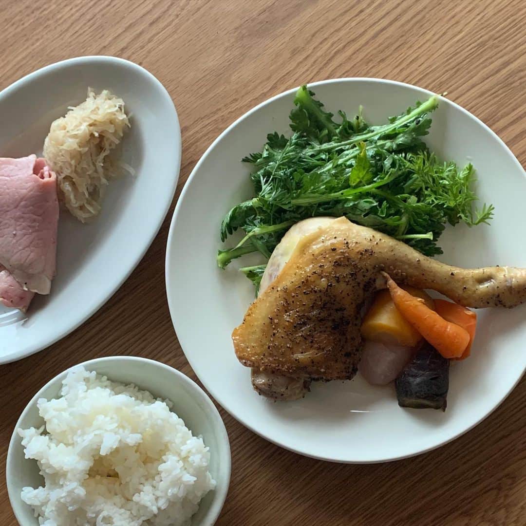 のインスタグラム：「遅くなる予定なので夜の分をつくっとくか、と、その半分を食べたものだから、朝なのに夕飯みたいになっちゃった。ワインは飲んでないです。ハムはダメになりそうだったのでオマケ。洋食のおかずで白いごはんを食べるのが好きなんだよなあ。」
