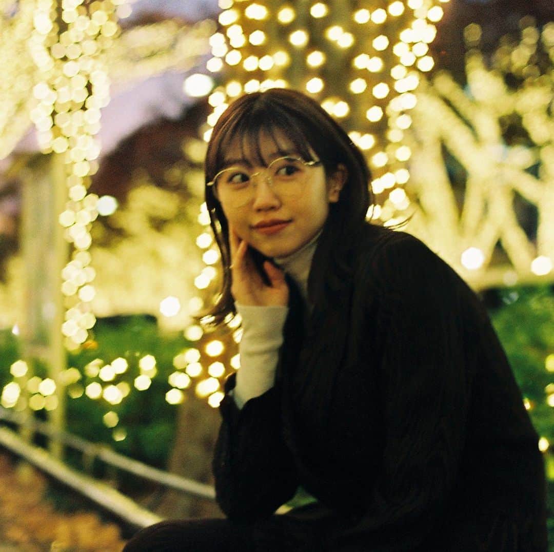 Zoff Officialのインスタグラム：「Zoff CLASSIC / ZF192014_56E1 Model @reina_usui ゴールドのビッグなラウンドフレームは、かけるだけで今ドキな顔に。 ジャケットに合わせれば、かっちりしすぎず洗練されたオシャレスタイルに。 #Zoff #FASHION #eyewearstyle #メガネ #ゾフ女子 #Zoffコーデ #ゾフクリスマスプレゼント #🤶 #🎁 **************************** Zoff公式Instagramアカウントフォロー＆「いいね！」でメガネが当たる #ゾフクリスマスプレゼント キャンペーン実施中。さらに年末年始を盛り上げるストーリーズ用フィルターを全員にプレゼント中 。 . ■企画概要 Zoff公式Instagramアカウント「@zoff_eyewear」をフォローし、Zoff公式Instagramアカウントによる12月投稿分のハッシュタグ #ゾフクリスマスプレゼント がついている全８投稿いずれかに「いいね！」をしてくれた方の中から、それぞれ1投稿につき1名合計8名様に投稿で使用した同型のフレームに「Zoff UVクリアレンズ」(※度無し)をセットしたメガネをプレゼント。 . ■参加資格  下記2条件を満たすことで参加可能 ①Zoff公式Instagramアカウント「@zoff_eyewear」をフォロー ②Zoff公式Instagramアカウントによる12月投稿分の「#ゾフクリスマスプレゼント」 ハッシュタグがついている全8投稿の中から、ご希望のメガネが着用されている投稿に「いいね！」をする ※すでにZoff公式Instagramアカウントをフォローいただいている方もご参加いただけます ※公開アカウントのみ抽選対象とさせていただきます ※キャンペーン期間中にフォロー、「いいね！」を外されている方は対象外とさせていただきます . ■賞品  投稿で使用した同型のフレームに「Zoff UVクリアレンズ」(※度無し)をセットしたメガネ 各1本合計8名様分 . ■キャンペーン期間 2019年12月2日（月）以降投稿分〜2019年12月20日（金）23：59まで . ■当選発表  当選結果はDMにて当選者様のみにお送りいたします . ■プレゼント発送予定 2019年12月24日（火）発送予定 . ■応募規約  当社が実施する「#ゾフクリスマスプレゼント」キャンペーンに応募の方は、以下をよくお読みいただき、ご同意いただける場合のみご応募ください。 https://www.zoff.co.jp/shop/t/t1642/」