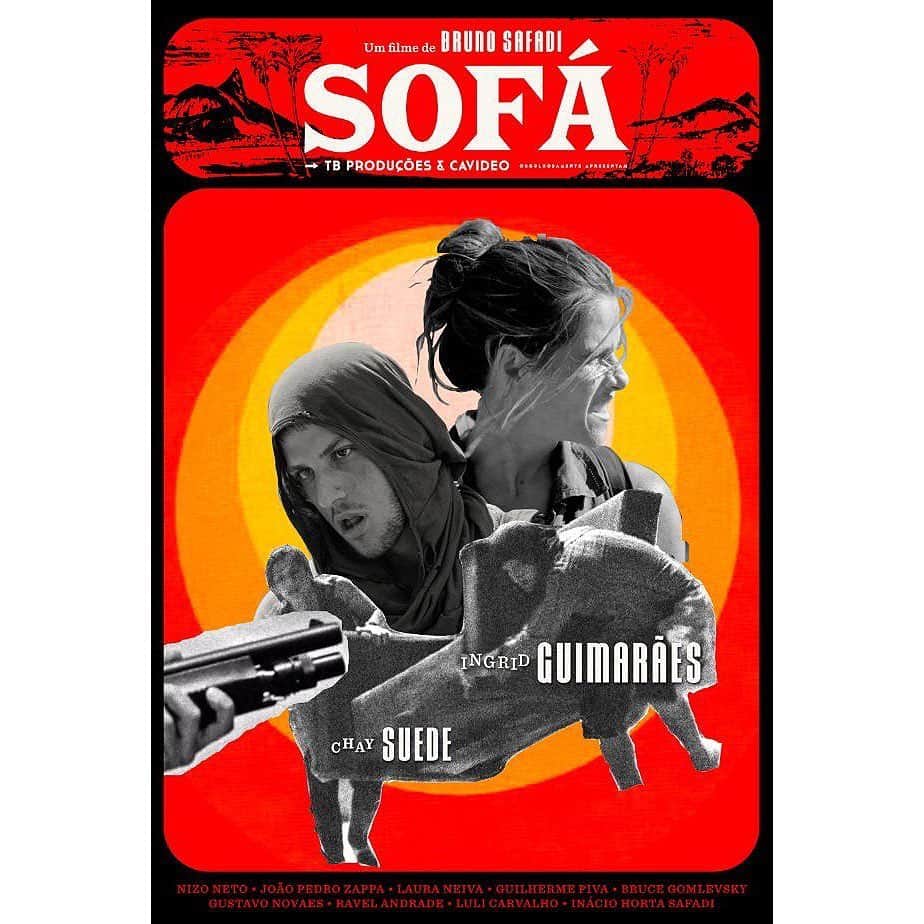 Chay Suedeのインスタグラム：「Sofá, nosso filme, estreia amanhã no @festivaldorio  Tenho muito amor por esse projeto, ele nasceu de um amoroso encontro entre @bruno_safadi, @ingridguimaraesoficial e eu, enquanto gravávamos juntos a novela "Novo Mundo", em 2017. Foram apenas cinco diárias de filmagem, mas sabemos que cabe uma vida e uma cidade inteira ali. Uma ex-professora e moradora de rua, um pescador pirata com coração de neném, um sofá e o Rio de Janeiro como ele (quase) é. Sorte pra nós ❤️」