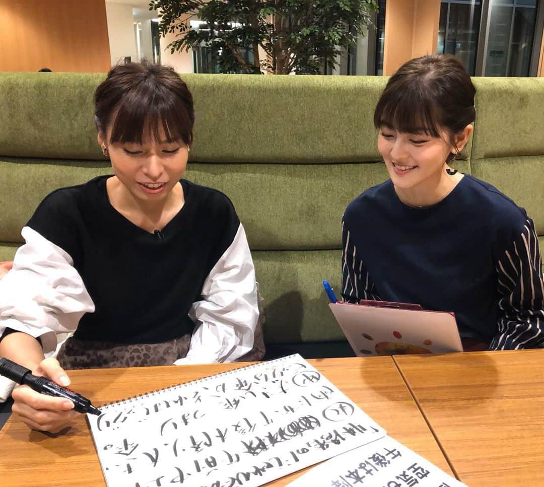 中村秀香のインスタグラム：「今朝は #すまたん お天気コーナーありがとうございました😊 .  打ち合わせ中の一枚です🌟 .  #丸田絵理子 さん #中村秀香  #だじゃれひでーかどーか」