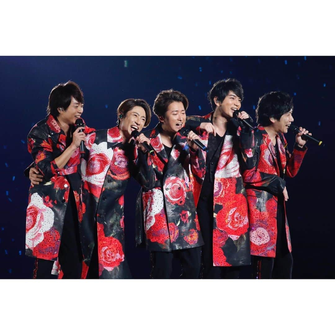 嵐（ARASHI）さんのインスタグラム写真 - (嵐（ARASHI）Instagram)「2018年-結成20年目の年に突入。 過去最大規模の公演数、延べ237万5千人を動員する「ARASHI Anniversary Tour 5×20」の開催を発表。 テクノロジーを駆使し今できる最大級のエンターテインメントのステージをお届けしました。 2018 - we reached our 20th year!  Our tour sold over 2.3 million tickets with the highest number of shows ever.  We announced the “ARASHI Anniversary Tour 5x20”. Using the latest technology, we created one of the largest entertainment stages ever! #嵐 #ARASHI」12月17日 9時03分 - arashi_5_official