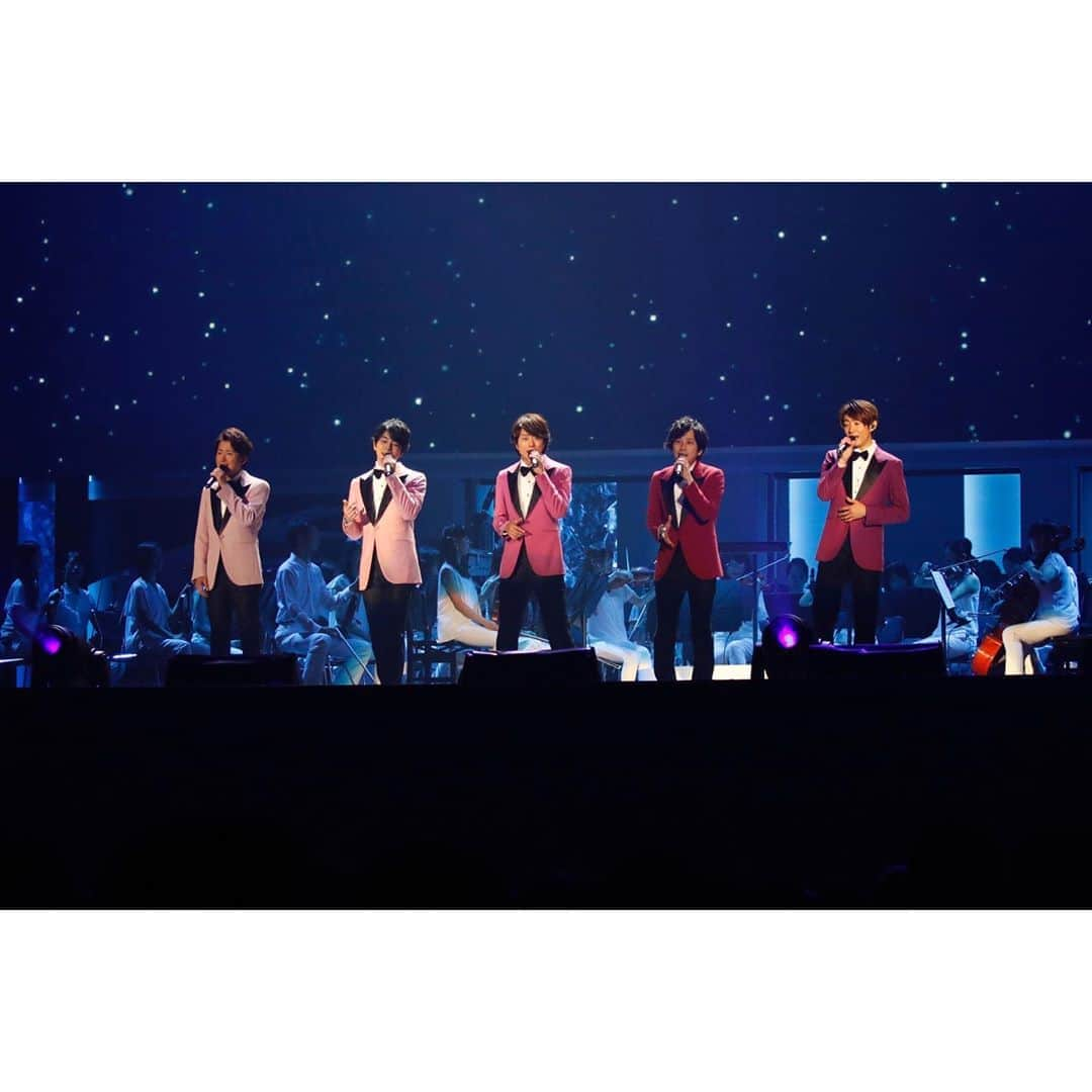 嵐（ARASHI）さんのインスタグラム写真 - (嵐（ARASHI）Instagram)「2018年-結成20年目の年に突入。 過去最大規模の公演数、延べ237万5千人を動員する「ARASHI Anniversary Tour 5×20」の開催を発表。 テクノロジーを駆使し今できる最大級のエンターテインメントのステージをお届けしました。 2018 - we reached our 20th year!  Our tour sold over 2.3 million tickets with the highest number of shows ever.  We announced the “ARASHI Anniversary Tour 5x20”. Using the latest technology, we created one of the largest entertainment stages ever! #嵐 #ARASHI」12月17日 9時03分 - arashi_5_official