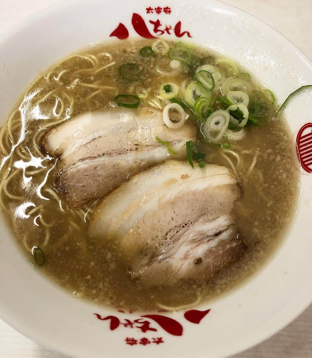 尾崎愛のインスタグラム：「もう久々すぎて何投稿していいかわかんないよ...という時のラーメン🍜笑  下半期は出張続きでした🛩 #今年の写真は今年のうちに #間に合うかな #撮り溜め #太宰府八ちゃんラーメン #福岡 #グルメ #ラーメン #とんこつ #美味しい #ramen #noodles #food #photooftheday」