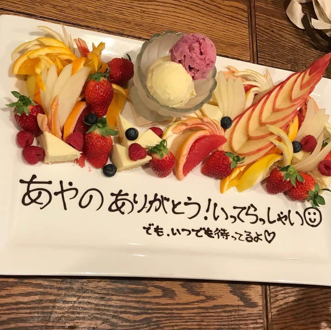 大塚まゆりのインスタグラム：「今の事務所を選んだきっかけは、モデルちゃんがみんな良い子で、とても仲良しだから^_^ 入って、いざスペ子会なるものに参加させてもらった時に『みんながいたからここまでやってこれた』って泣きながらハグし合っているのを見て、そこまでの感じだとは思ってなかったな〜wと若干驚きを隠せなかった自分がいたけれど それから数年経って、仲間の旅立ちのために最後に集まった会で、なんだかんだ私も泣いていて…w 仲間って大切よね❤️ 今はほぼ“元スペ子”だけどね😜 #spacecraft #モデル #モデル友達 #最高 #ありがとう #大好きな仲間」