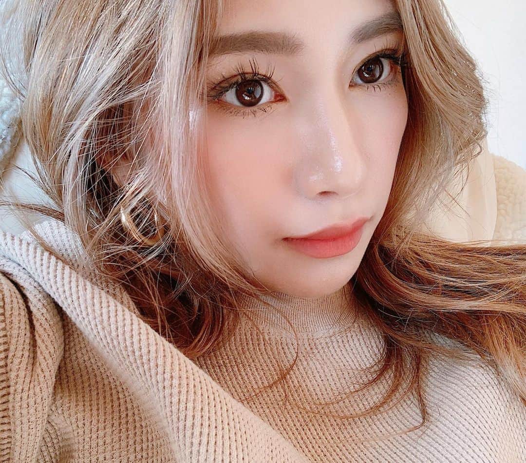 新井ニーニャのインスタグラム：「💎﻿ ﻿ ﻿ ﻿ 実は、12月の頭から﻿ マウスピース矯正を始めました🦷﻿ ﻿ 親知らずを抜く前フォロワーさんから﻿ たーーーーくさん相談にのって頂いたので﻿ 【矯正】について﻿ 最初から終わりまでレポしていこうと思います💙﻿ レポタグ🏷#ニーニャのマウスピース矯正﻿ ﻿ ﻿ まず、私は前歯のズレが気になっていました。﻿ 前歯が少し前に出てて、2本目が後ろにさがってる状態。そして犬歯が前に出ていて、正面から見るとそんなにわからないかもだけど、横とか斜めから見るとがっつりずれてるのが悩み💦﻿ 下の歯も、前歯二本が無理矢理いれられたみたいに隙間に詰まっている感じで綺麗に並んでいなかったんです。﻿ ﻿ セラミックは視野に入れず﻿ ⚒ワイヤー矯正﻿ 🛠マウスピース矯正﻿ の二択で考えていました。﻿ ﻿ ﻿ ﻿ 仕事柄、ワイヤーが見えるのはあまり良い印象にはならないので裏側矯正を検討していたのですが、5つのクリニックを回ってカウンセリングしたところ、どこも＂前歯だけで十分＂という回答。﻿ ﻿ なので路線変更。﻿ ﻿ ﻿ ﻿ 前歯のみの矯正にすると、金額もガクンと下がるし、矯正期間も短くなるのでかなり手が届きやすくなりました。﻿ そこで色々見て回って、キレイラインっていうマウスピース矯正に決定🔥﻿ マウスピースならホワイトニングも気軽に出来るし、食べるものは困らないし、外す時間を気を付けて付けてる間ご飯食べれないから間食しなくてダイエットにもなる🥺💪🏽❤️﻿ ﻿ ﻿ 前歯だけとか、矯正の動かす量？が少ない人とか、ワイヤー矯正したけど戻りはじめてる人とかに合うみたいです。コスパもインビザラインとかに比べてかなりお手頃なのに、個人的にはインビザライン扱う病院よりも、キレイライン扱う病院の方がサポートとかコミュニケーションとか、カウンセリング、診察が丁寧でした！﻿ (私が通ってるのは、高田馬場駅前矯正歯科ってところ🦷矯正専門院です👩🏻‍⚕️)﻿ ﻿ インビザラインが悪いわけじゃないけど、医院の良し悪しはかなり大事だと、歯医者さんを色々回ったからこそ感じたことかな💪🏽﻿ ﻿ ﻿ ﻿ 【開始13日目の感想】﻿ 正直、最初の1週間は気分的につらかったです。痛いとかじゃなく、口の中に違和感。喉も乾くし、慣れてないことを慣れるまでのストレスは確かにある。﻿ ﻿ でもこれが高いお金払ってやってるものなんだ！と思うと全然耐えれたし、いつか慣れがくる！と思ってたら13日目の今、だいぶ慣れてきました❤️7日目で違和感とかストレスは消えてきたかな💡﻿ ﻿ 1日20時間以上付けないといけないから、食事の3食を1時間以内にしてすぐマウスピースつける生活だけど、これで綺麗になるし見た目もよくなるなら最高！問題なし！もっと早くやればよかったー😂﻿ ﻿ ﻿ とこんな感じでまたレポします❤️﻿ ﻿ 最初と、今日の歯の違いもスワイプで見れるから、見たい人だけ見てね🤣🤣🦷﻿ ﻿ ﻿ 現在検討中の人の参考になりますように💡﻿ ﻿ #キレイライン #マウスピース矯正 #マウスピース矯正レポ #キレイラインレポ #前歯矯正 #部分矯正」