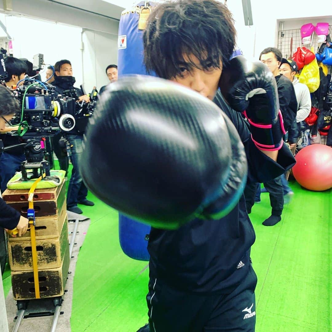 上地雄輔さんのインスタグラム写真 - (上地雄輔Instagram)「具志堅さんの後に戻ったら偶然ボクシングシーン #🥊#🎬」12月17日 20時16分 - usk_kmj