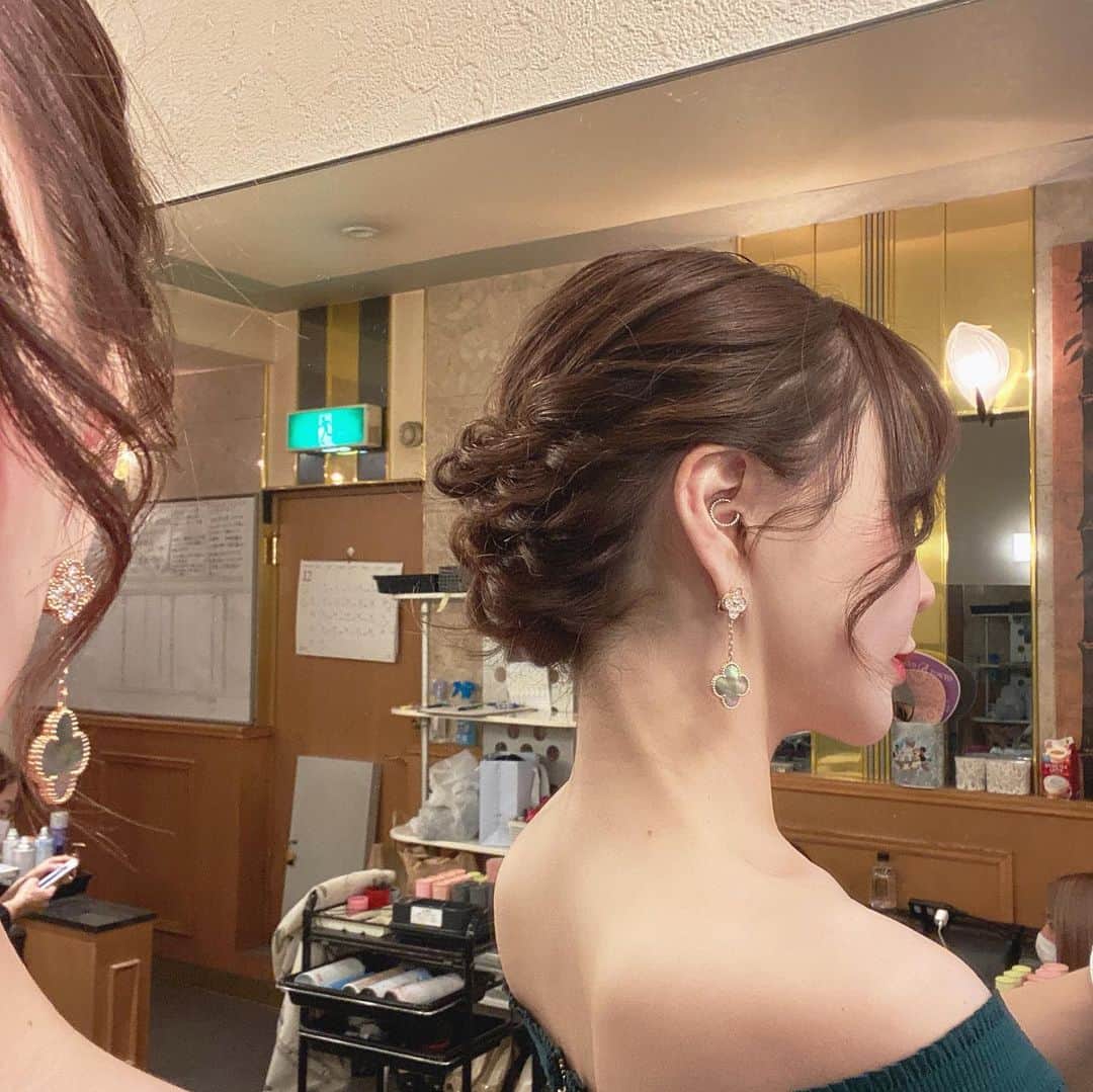 里美ゆりあさんのインスタグラム写真 - (里美ゆりあInstagram)「マイバースデー楽しむんだ（＾ω＾） 皆からのお祝いメッセージがLINEやsnsに届いてとっても幸せ🌼🌻 ありがとうございます😊  40代に近ずいてきて結婚とか仕事とか夢とか色々考えても1人じゃどうにもならないから1人で出来る事からコツコツマイペースに無理なく頑張った一年だったけど大殺界の中、色々な人達に お世話になって助けられた一年でした^ ^ 長いお付き合いをしてもらえるように来年も色々チャレンジしながら頑張っていこう^_^ #birthday #感謝 #ありがとう #ヘアスタイル」12月17日 18時52分 - satomiyuria
