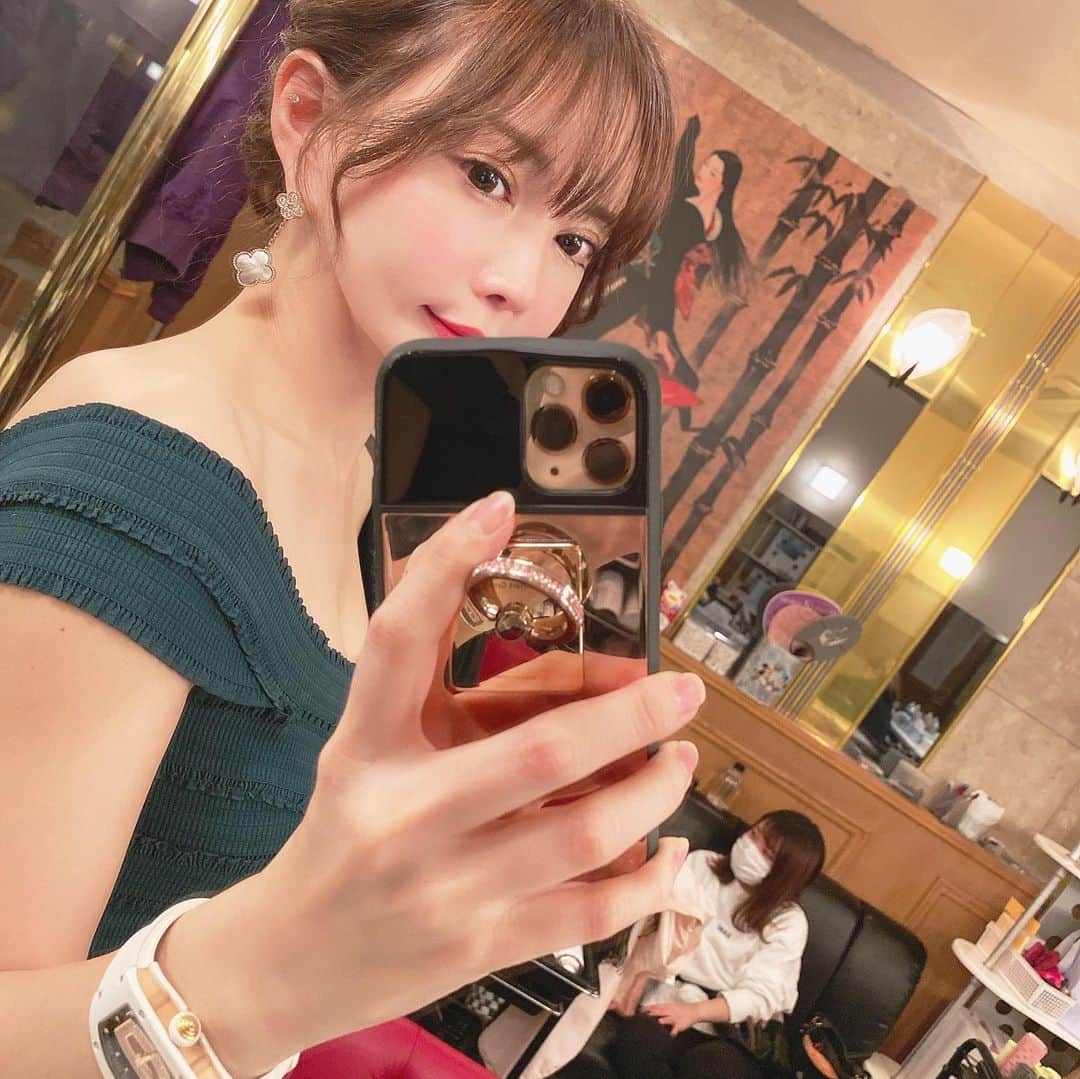 里美ゆりあさんのインスタグラム写真 - (里美ゆりあInstagram)「マイバースデー楽しむんだ（＾ω＾） 皆からのお祝いメッセージがLINEやsnsに届いてとっても幸せ🌼🌻 ありがとうございます😊  40代に近ずいてきて結婚とか仕事とか夢とか色々考えても1人じゃどうにもならないから1人で出来る事からコツコツマイペースに無理なく頑張った一年だったけど大殺界の中、色々な人達に お世話になって助けられた一年でした^ ^ 長いお付き合いをしてもらえるように来年も色々チャレンジしながら頑張っていこう^_^ #birthday #感謝 #ありがとう #ヘアスタイル」12月17日 18時52分 - satomiyuria