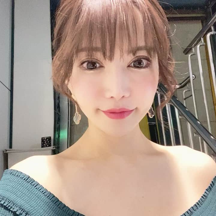 里美ゆりあのインスタグラム：「マイバースデー楽しむんだ（＾ω＾） 皆からのお祝いメッセージがLINEやsnsに届いてとっても幸せ🌼🌻 ありがとうございます😊  40代に近ずいてきて結婚とか仕事とか夢とか色々考えても1人じゃどうにもならないから1人で出来る事からコツコツマイペースに無理なく頑張った一年だったけど大殺界の中、色々な人達に お世話になって助けられた一年でした^ ^ 長いお付き合いをしてもらえるように来年も色々チャレンジしながら頑張っていこう^_^ #birthday #感謝 #ありがとう #ヘアスタイル」