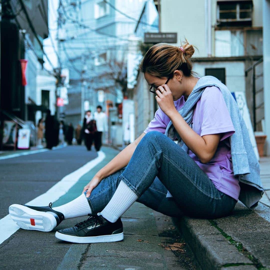 RUN THE FLOORのインスタグラム：「" RUN THE FLOOR X RALPH SAMPSON "  数量限定にて誕生👟🔥 バスケットボール界のレジェンド、ラルフ・サンプソンのシグネチャーモデル「RALPH SAMPSON(ラルフ サンプソン)」と、新たなカルチャーを牽引するRUN THE FLOOR®の独創的な発想が融合したデザインによる「ラルフサンプソンロウ RTF」本日発売🔥RUN THE FLOOR®を象徴するバスケットボールのデザインからPUMAがインスピレーションを受け、スタイリッシュなブラックを基調に、アッパー全体にはパイソン調の素材、ヒール部分にはワンポイントで玉虫色の素材を使用することで、スポーツシーンで一際目を引くラグジュアリーな雰囲気を演出します。サイドにはゴールドのラルフ・サンプソンのサインプリントが施され、バスケットボールを愛するファンにはたまらない一足となっている。  商品名:ラルフ サンプソン ロウ RTF 価格: 12,000円+税 2019年12月14日(土)より、 RUN THE FLOOR® OFFICIAL ONLINE SHOP、 プーマストア、プーマオンラインストア、一部取扱店舗で販売。  #RunTheFloor #RTF  #RALPHSAMPSON #RALPHSAMPSON_RTF  #PUMA #PUMA_RTF」