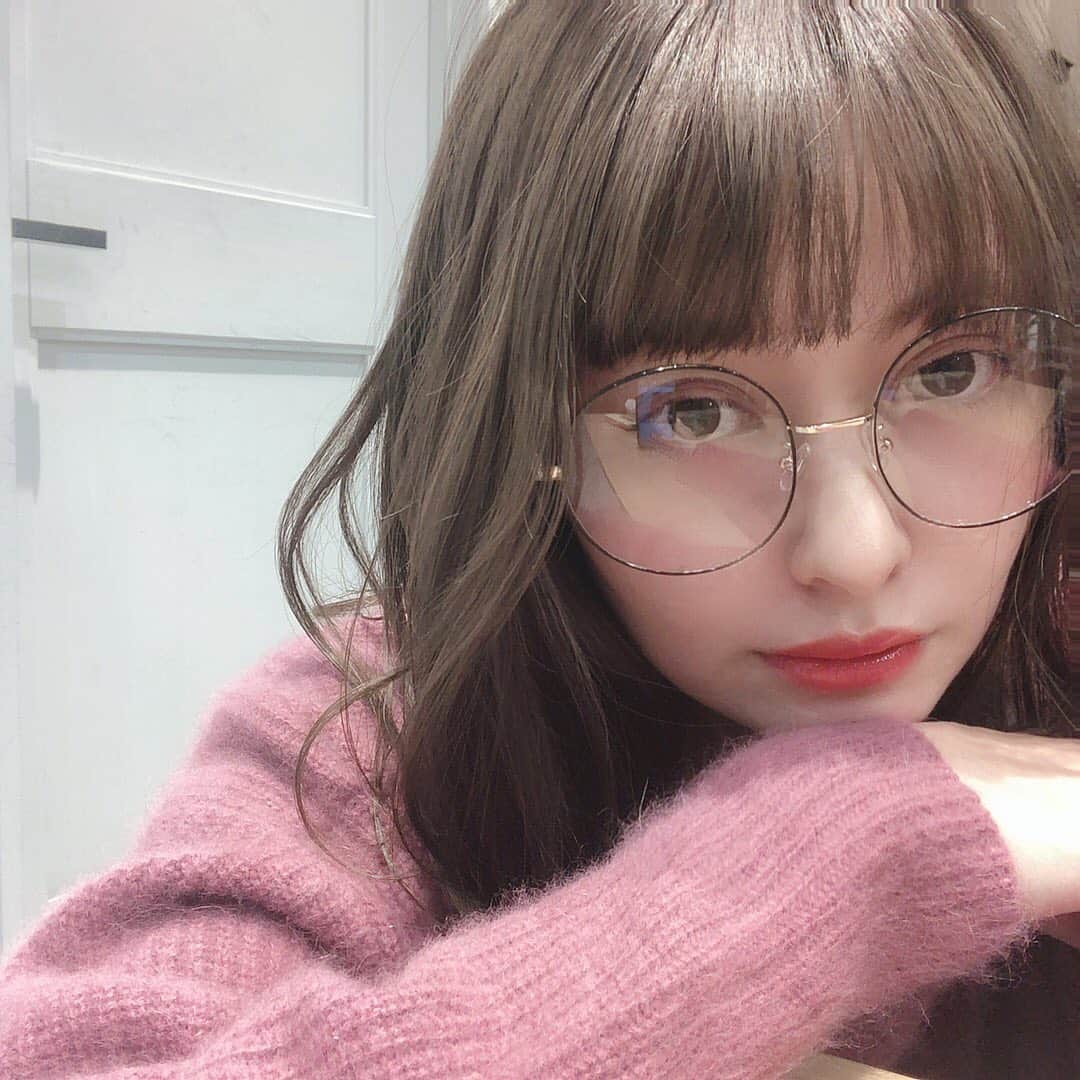 あけちゃるさんのインスタグラム写真 - (あけちゃるInstagram)「めがねのひ。 . おっきめのメガネで小顔効果を狙ってるしん！しん！ . . @glow.select . . そんでもって髪色がすごくすごくいい感じなのでるんるん👾 . . #メガネ #ヘアカラー #haircolor #hairstyle #sanglasses #めがねっこ #女子 #女子力 #女子力アップ #染めた #髪色 #前髪」12月17日 18時49分 - akecharuu