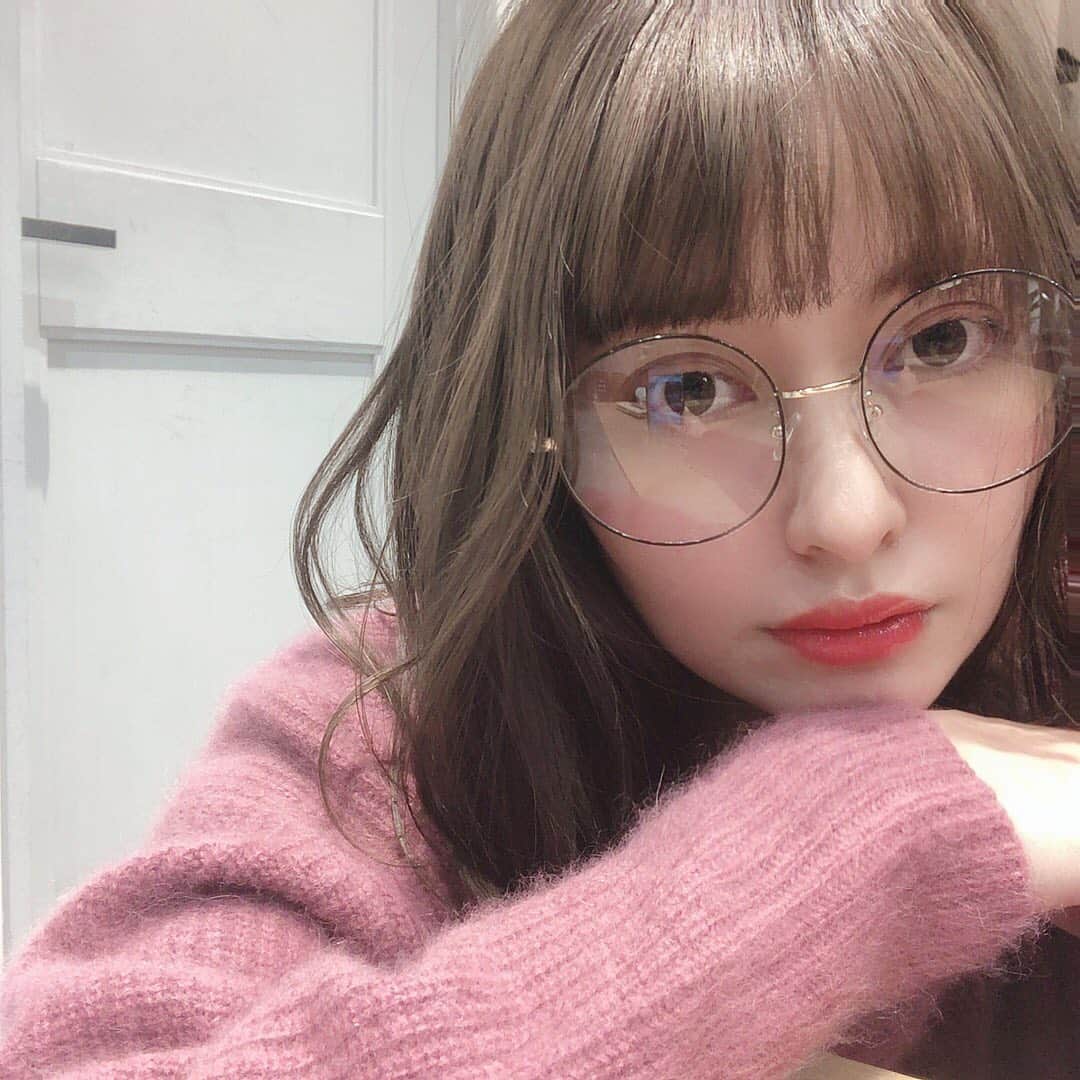 あけちゃるさんのインスタグラム写真 - (あけちゃるInstagram)「めがねのひ。 . おっきめのメガネで小顔効果を狙ってるしん！しん！ . . @glow.select . . そんでもって髪色がすごくすごくいい感じなのでるんるん👾 . . #メガネ #ヘアカラー #haircolor #hairstyle #sanglasses #めがねっこ #女子 #女子力 #女子力アップ #染めた #髪色 #前髪」12月17日 18時49分 - akecharuu