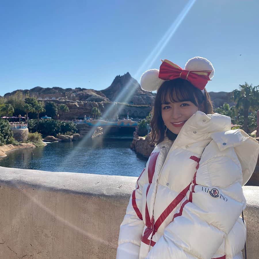 山出愛子のインスタグラム：「ディズニーの写真どんどん載せまーす！笑  この日天気良すぎて大体の写真目瞑ってる😌😂😂😂 眩しいの苦手！←当たり前笑  #ディズニーシー #ディズニー #ディズニーコーデ #ディズニークリスマス #ディズニーカチューシャ #disneysea #disney #disneychristmas #disneygram #disneyphoto」