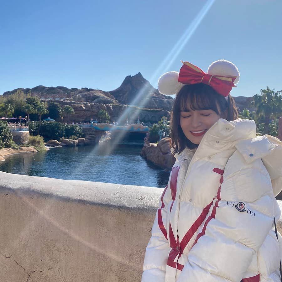 山出愛子さんのインスタグラム写真 - (山出愛子Instagram)「ディズニーの写真どんどん載せまーす！笑  この日天気良すぎて大体の写真目瞑ってる😌😂😂😂 眩しいの苦手！←当たり前笑  #ディズニーシー #ディズニー #ディズニーコーデ #ディズニークリスマス #ディズニーカチューシャ #disneysea #disney #disneychristmas #disneygram #disneyphoto」12月17日 18時49分 - aiko_yamaide