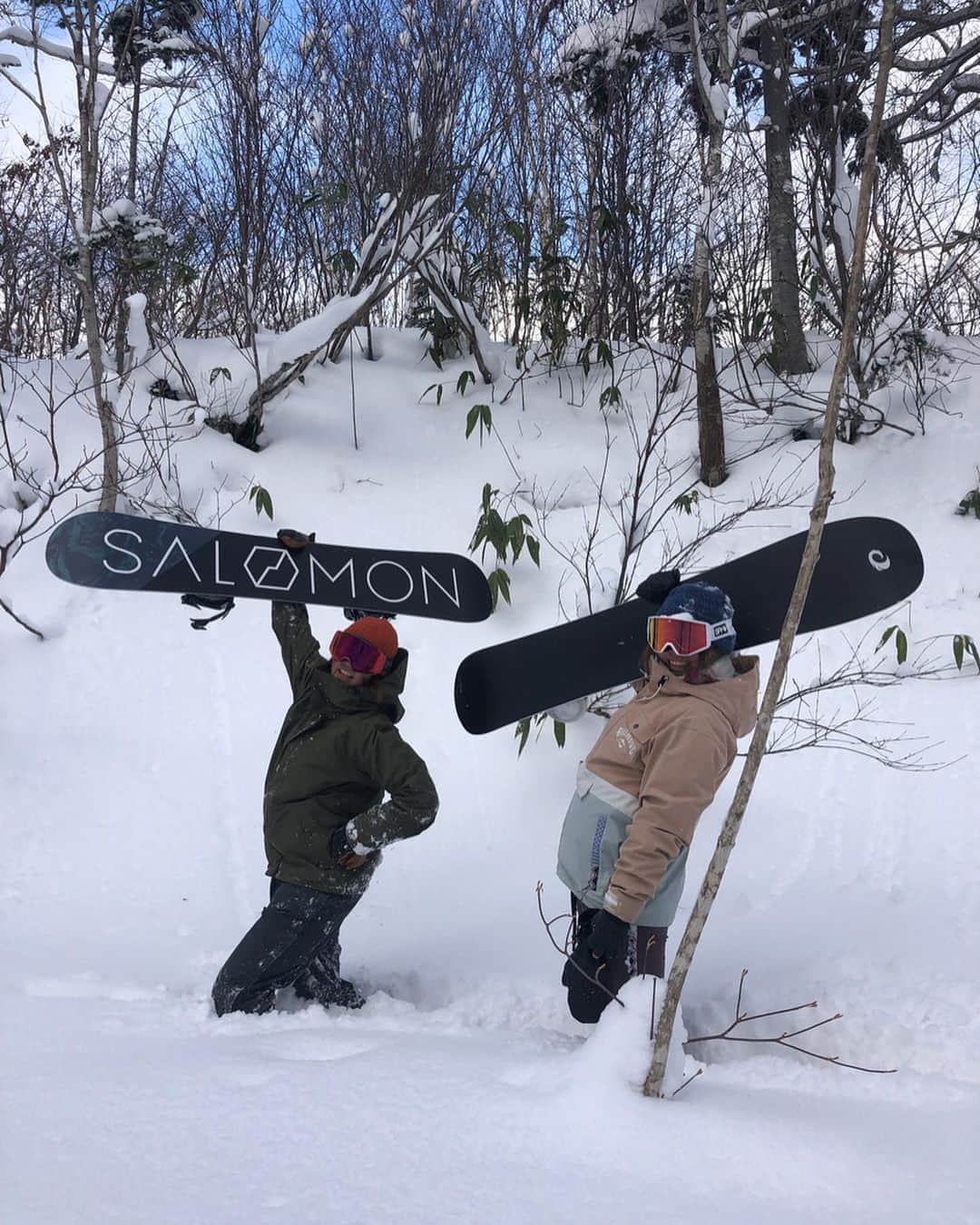 広野あさみのインスタグラム：「Hokkaido trip with @chainaia13 ☃️ 1週間の北海道tripとても楽しかったです。たくさん滑り込めました。 @yoooran 滑りもお笑いセンスもピカイチな中村陽子さんにいろんなスポット連れてってもらいました！ たくさんのスノーボーダーに会えて嬉しかったです！！ 雪が良くて、美味しいご飯も沢山あって、みんな優しくて北海道最高でした^_^ お世話になった皆さんありがとうございました🙏  #食べてばっかりに見えるけど #ちゃんとたくさん動いたyo  #ニセコのオシャレなカフェ #グラウンビュンデン #ライダーの渡辺大介くんのお店だよ #陽子さん一押しの元祖スープカレー #マジックスパイス札幌本店  #スープカレーにハマってしまった #スノーボーダーが作る行列のできるラーメン屋 #ラーメンラボQ #美味しかったしピロシキさんと裕也くんは元気そうだった #渋いお兄さんが作るゲンテンカフェのタピオカ #タピオカって女子高生のイメージだったけど覆された #きな粉味美味しかった  #鮭とばと銀杏ときんこ #あずきんこ #ほんと可愛かった #あずきに噛まれたけど楽しかった」