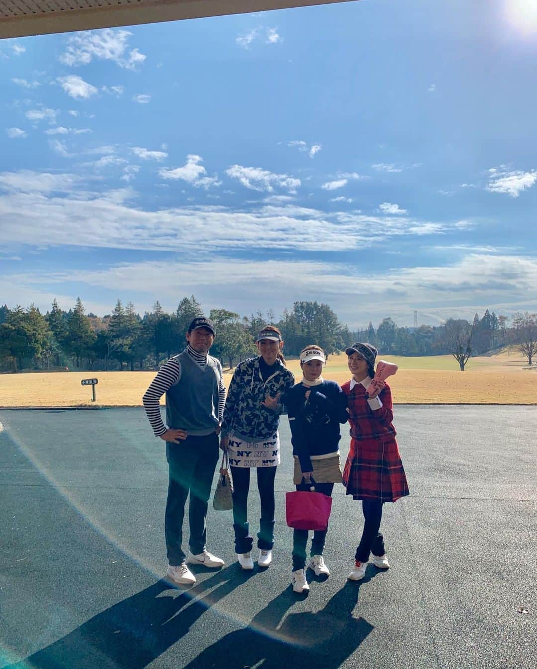 吉村優さんのインスタグラム写真 - (吉村優Instagram)「golf🏌️‍♀️ * 今年の思い出投稿💁‍♀️ * ２週続けての冬ゴルフで 今年のゴルフ納めかな💓 霜が降りる寒さでしたが 朝日が気持ち良かったです〜😘 * この日は プロゴルファーの 石井忍さんと回らせて頂けて とっても勉強になりました😍🙏❤️ * プロコーチとしても ご活躍されていますが abemaTVの abemaゴルフなどなどにも ご出演されていますよ😘 * 今日はこの後 abema夜ニュース担当で〜す🙋‍♀️ * #abematv #golf #news #abemanews #announcer  #アナウンサー #キャスター #abematvツアー #石井忍 さん #プロ #ゴルファー #golfer #コーチ」12月17日 19時00分 - yuyoshimura87