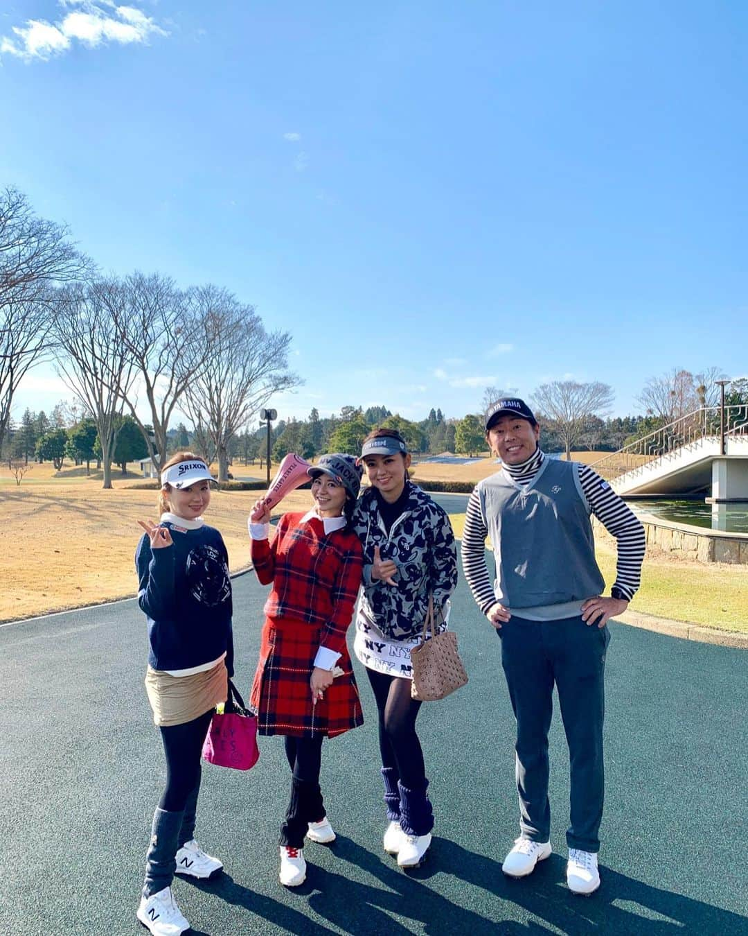 吉村優さんのインスタグラム写真 - (吉村優Instagram)「golf🏌️‍♀️ * 今年の思い出投稿💁‍♀️ * ２週続けての冬ゴルフで 今年のゴルフ納めかな💓 霜が降りる寒さでしたが 朝日が気持ち良かったです〜😘 * この日は プロゴルファーの 石井忍さんと回らせて頂けて とっても勉強になりました😍🙏❤️ * プロコーチとしても ご活躍されていますが abemaTVの abemaゴルフなどなどにも ご出演されていますよ😘 * 今日はこの後 abema夜ニュース担当で〜す🙋‍♀️ * #abematv #golf #news #abemanews #announcer  #アナウンサー #キャスター #abematvツアー #石井忍 さん #プロ #ゴルファー #golfer #コーチ」12月17日 19時00分 - yuyoshimura87