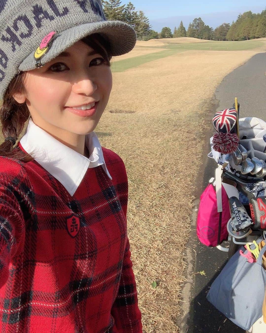 吉村優さんのインスタグラム写真 - (吉村優Instagram)「golf🏌️‍♀️ * 今年の思い出投稿💁‍♀️ * ２週続けての冬ゴルフで 今年のゴルフ納めかな💓 霜が降りる寒さでしたが 朝日が気持ち良かったです〜😘 * この日は プロゴルファーの 石井忍さんと回らせて頂けて とっても勉強になりました😍🙏❤️ * プロコーチとしても ご活躍されていますが abemaTVの abemaゴルフなどなどにも ご出演されていますよ😘 * 今日はこの後 abema夜ニュース担当で〜す🙋‍♀️ * #abematv #golf #news #abemanews #announcer  #アナウンサー #キャスター #abematvツアー #石井忍 さん #プロ #ゴルファー #golfer #コーチ」12月17日 19時00分 - yuyoshimura87