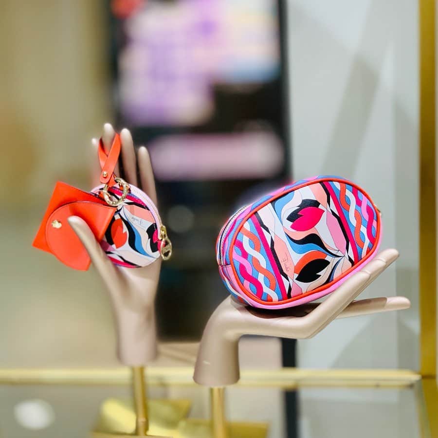 HANKYU.MODEさんのインスタグラム写真 - (HANKYU.MODEInstagram)「HANKYU.MODE HOLIDAY GIFT CAMPAIGN ”いいね”でプレゼントが当たる！！ 公式アカウント「HANKYU MODE(@hankyumode) 」をフォローのうえ、対象の投稿に「いいね！」した方の中から抽選で3名様に、阪急百貨店商品券 1万円分をプレゼント！ 応募締切： 2019年12月25日23:59まで #Hankyu #HANKYUMODE #umedahankyu #阪急うめだ本店 #うめだ阪急 #阪急百貨店 #osaka #umeda #mode #HOLIDAYGIFT #EmilioPucci #エミリオプッチ」12月17日 19時00分 - hankyumode