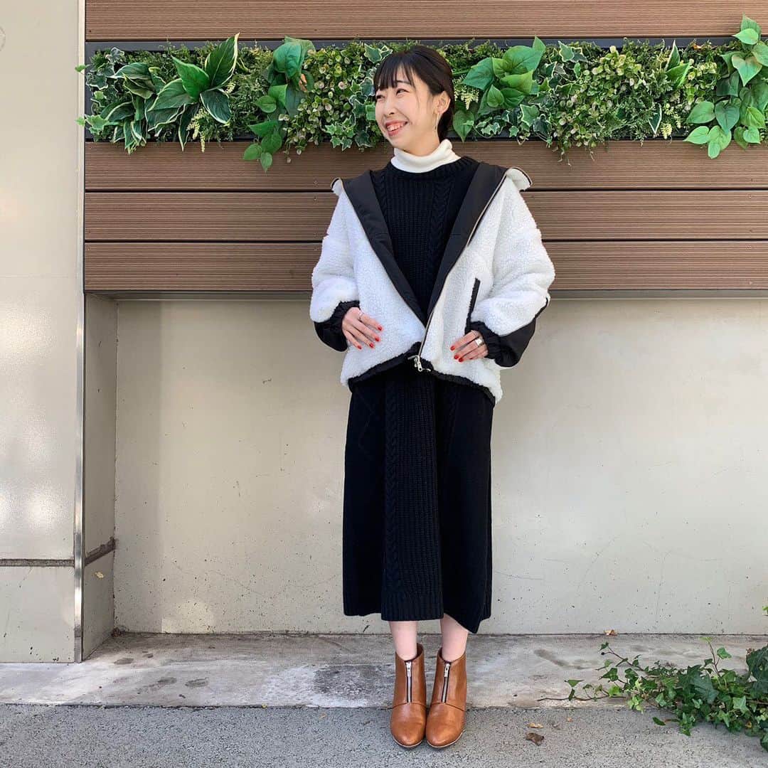 ペリエ千葉さんのインスタグラム写真 - (ペリエ千葉Instagram)「【ストリート2/ページボーイ】 . . 大人気のブルゾンが再入荷しました👏 . . 軽くて暖かいトレンド感のある ボアを使用したブルゾンです😌 表面はボアと布帛の配色切り替え 裏返すとシンプルなナイロン素材に なっております💡 2WAYなのでその日の気分に合わせて 気軽に印象をかえて着て頂けます。 . . ケーブルMIXニットOP / ¥4,900+tax #ボアリバーシブルフードブルゾン_pb / ¥6,900 +tax フロントZIPショートブーツ / ¥5,900 +tax . ぜひ参考にしてください◡̈♥ (staff 160cm) . . #PBペリエ千葉店 #ペリエ #ペリエ千葉 #ペリエDS #千葉駅 #PAGEBOY #ページボーイ #19AW_PAGEBOY #オンナマエ #冬コーデ #モノトーン #ボアブルゾン」12月17日 18時53分 - perie_chiba