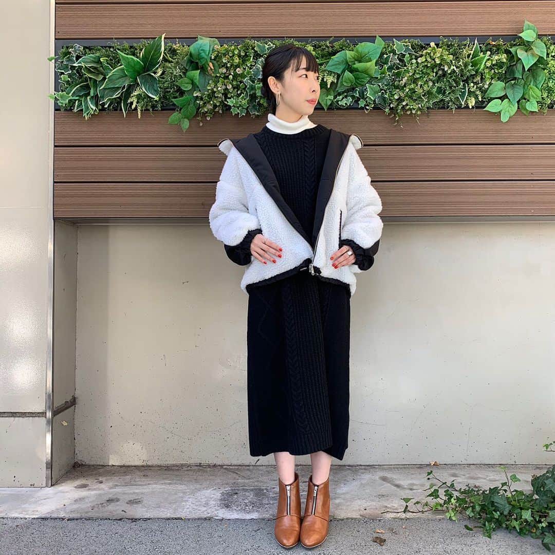 ペリエ千葉さんのインスタグラム写真 - (ペリエ千葉Instagram)「【ストリート2/ページボーイ】 . . 大人気のブルゾンが再入荷しました👏 . . 軽くて暖かいトレンド感のある ボアを使用したブルゾンです😌 表面はボアと布帛の配色切り替え 裏返すとシンプルなナイロン素材に なっております💡 2WAYなのでその日の気分に合わせて 気軽に印象をかえて着て頂けます。 . . ケーブルMIXニットOP / ¥4,900+tax #ボアリバーシブルフードブルゾン_pb / ¥6,900 +tax フロントZIPショートブーツ / ¥5,900 +tax . ぜひ参考にしてください◡̈♥ (staff 160cm) . . #PBペリエ千葉店 #ペリエ #ペリエ千葉 #ペリエDS #千葉駅 #PAGEBOY #ページボーイ #19AW_PAGEBOY #オンナマエ #冬コーデ #モノトーン #ボアブルゾン」12月17日 18時53分 - perie_chiba