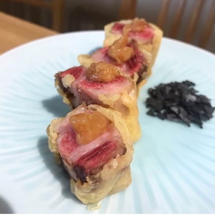 のインスタグラム：「肉天ぷら♡ウニとトリュフを添えて♡コースの一品です❥忘新年会はカッシーワで！ . . . #肉  #cassiwa #カッシーワ #大阪 #大阪肉 #焼き鳥 #大阪ワイン #大阪グルメ #梅田グルメ #かっぱ横丁 #大阪女子会 #大阪焼き鳥 #大阪日本酒 #つくね #料理写真 #料理 #食べ歩き #美味しい #foodie #foodstagram #instagood #食べログ #グルメ好きな人と繋がりたい #グルメ #寿司 #梅田ディナー #梅田デート #梅田ごはん」