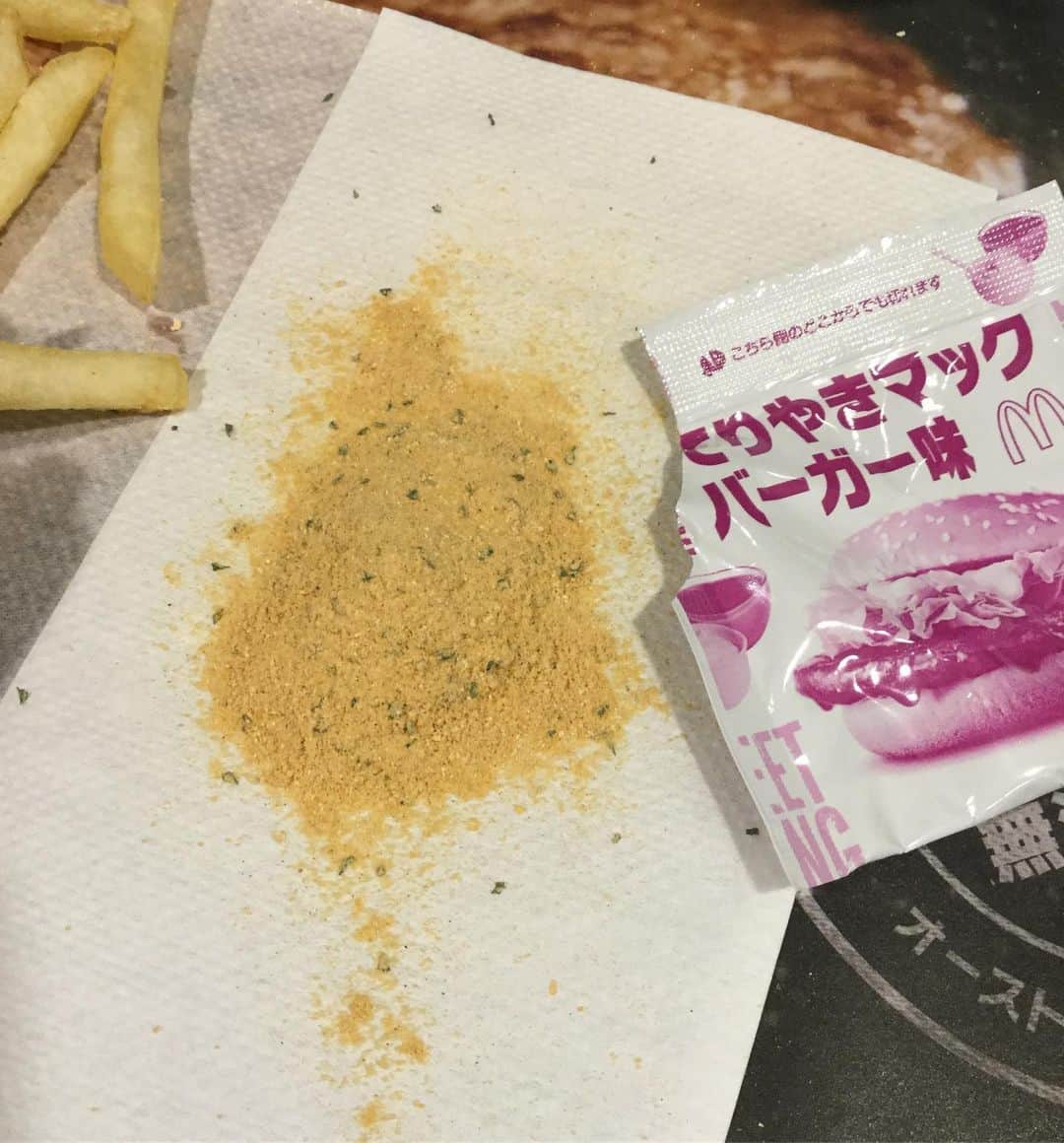 越中睦士さんのインスタグラム写真 - (越中睦士Instagram)「マクドナルドのポテトパウダー 振った音で迷惑 かけたくないから、こうやってちょっとずつつ付けて食べてます笑🍟  #マクドナルド」12月17日 18時57分 - makotokoshinaka