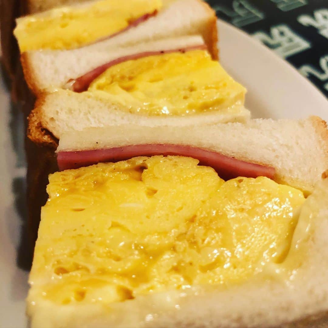 西代洋さんのインスタグラム写真 - (西代洋Instagram)「美味いンスタグラム♪  素材が全て見えてるのに、、、 パン、卵焼き、ハム、マヨネーズ、、、 わかってるのになぜ、、 こんな美味い！？ パンが違うのか、、、 ハムが違うのか、、、 卵焼きが違うのか、、、 マヨネーズに細工が？ 美味すぎる！  あれ？ 注文通ってなかったかなと 大将に聞くと もうでます！！ と 仕上げて目の前に来た。 どっかの瞬間で少し寝かせてから提供してる！  それがポイントなのか、、、 思い出したら食いたくなる。。。 唯一無二のたまごサンド。  #美味いンスタグラム #osaka #food #osakafood」12月17日 19時01分 - onikuchan0927