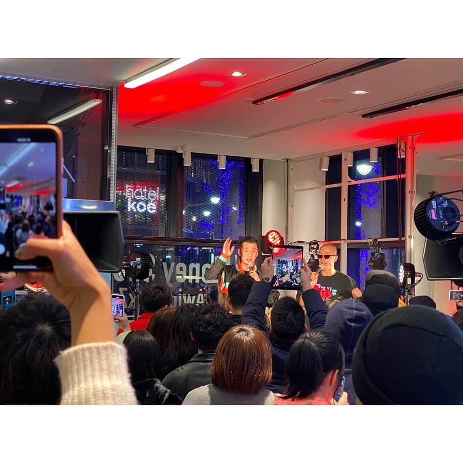 黒澤まさ美さんのインスタグラム写真 - (黒澤まさ美Instagram)「. #runthefloor のPOP UP SHOPへ遊びに行ってきました🏀 私が着ている#ジャケット を始めかっこいいアイテムがたくさん✨#横浜ビーコルセアーズ の#田渡凌 選手のトークショーもありとても盛り上がっていました⛹️🏻‍♂️ 年末までの期間限定で#スーパースポーツゼビオ渋谷公園通り店 の入口にビジュアルが掲出されているので #渋谷 にお越しの際は皆さんもぜひ足を運んでみてくださいね😉 . #RTF #bleague  #basketball #fashion #sports #shibuya #Tokyo #田渡凌選手  #bリーグ#渋谷公園通り #スーパースポーツ #期間限定」12月17日 19時02分 - masami_kurosawa