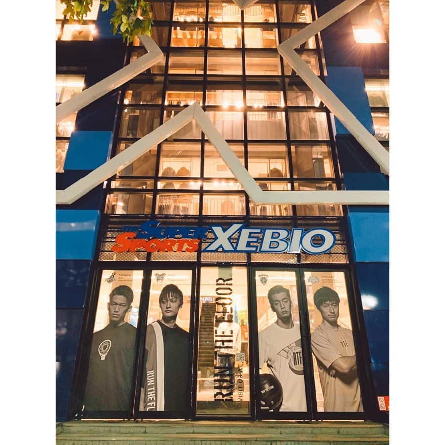 黒澤まさ美さんのインスタグラム写真 - (黒澤まさ美Instagram)「. #runthefloor のPOP UP SHOPへ遊びに行ってきました🏀 私が着ている#ジャケット を始めかっこいいアイテムがたくさん✨#横浜ビーコルセアーズ の#田渡凌 選手のトークショーもありとても盛り上がっていました⛹️🏻‍♂️ 年末までの期間限定で#スーパースポーツゼビオ渋谷公園通り店 の入口にビジュアルが掲出されているので #渋谷 にお越しの際は皆さんもぜひ足を運んでみてくださいね😉 . #RTF #bleague  #basketball #fashion #sports #shibuya #Tokyo #田渡凌選手  #bリーグ#渋谷公園通り #スーパースポーツ #期間限定」12月17日 19時02分 - masami_kurosawa