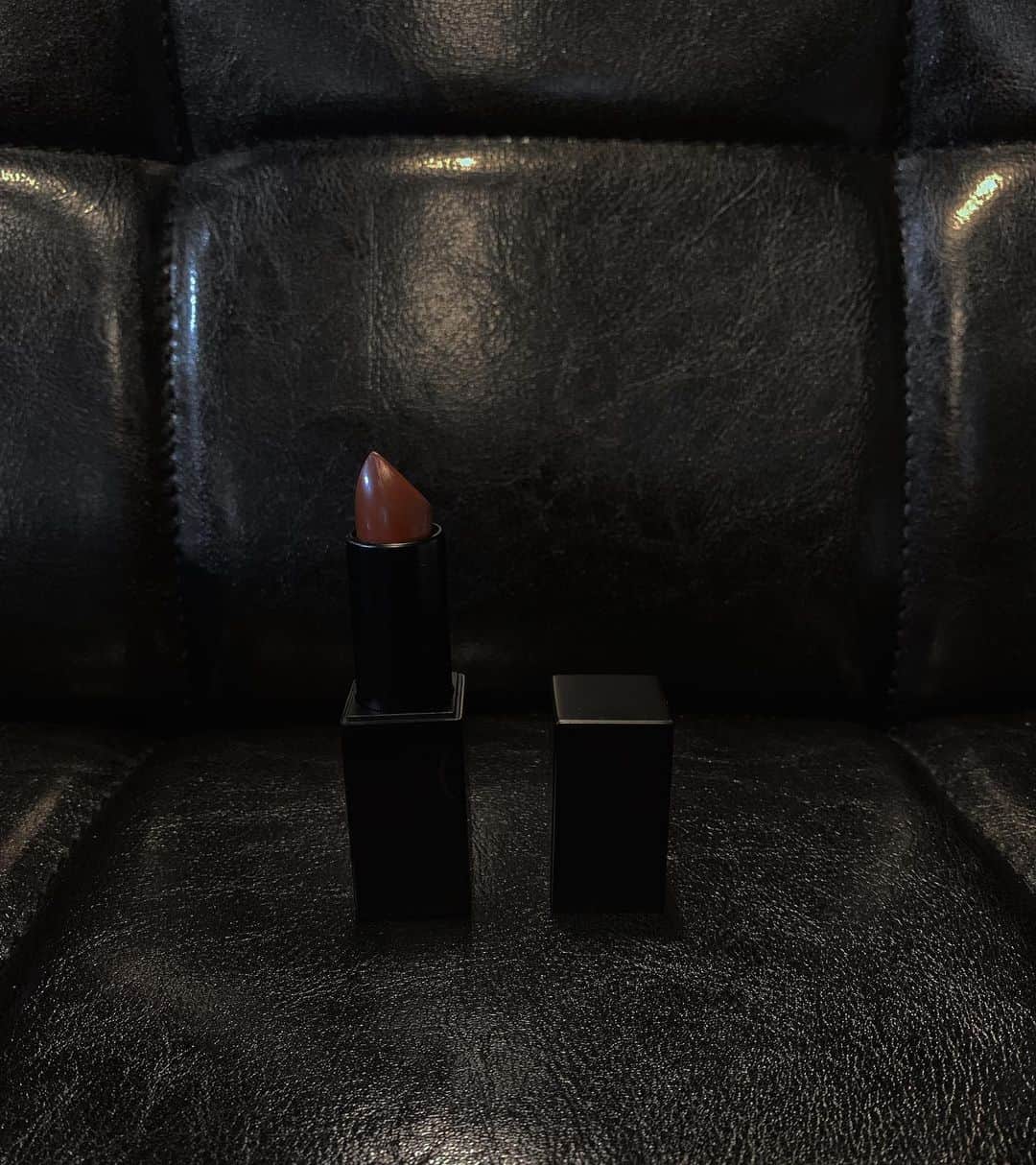 のインスタグラム：「new cosmetics 🖤 リップは、9477👄茶色だよ〜」