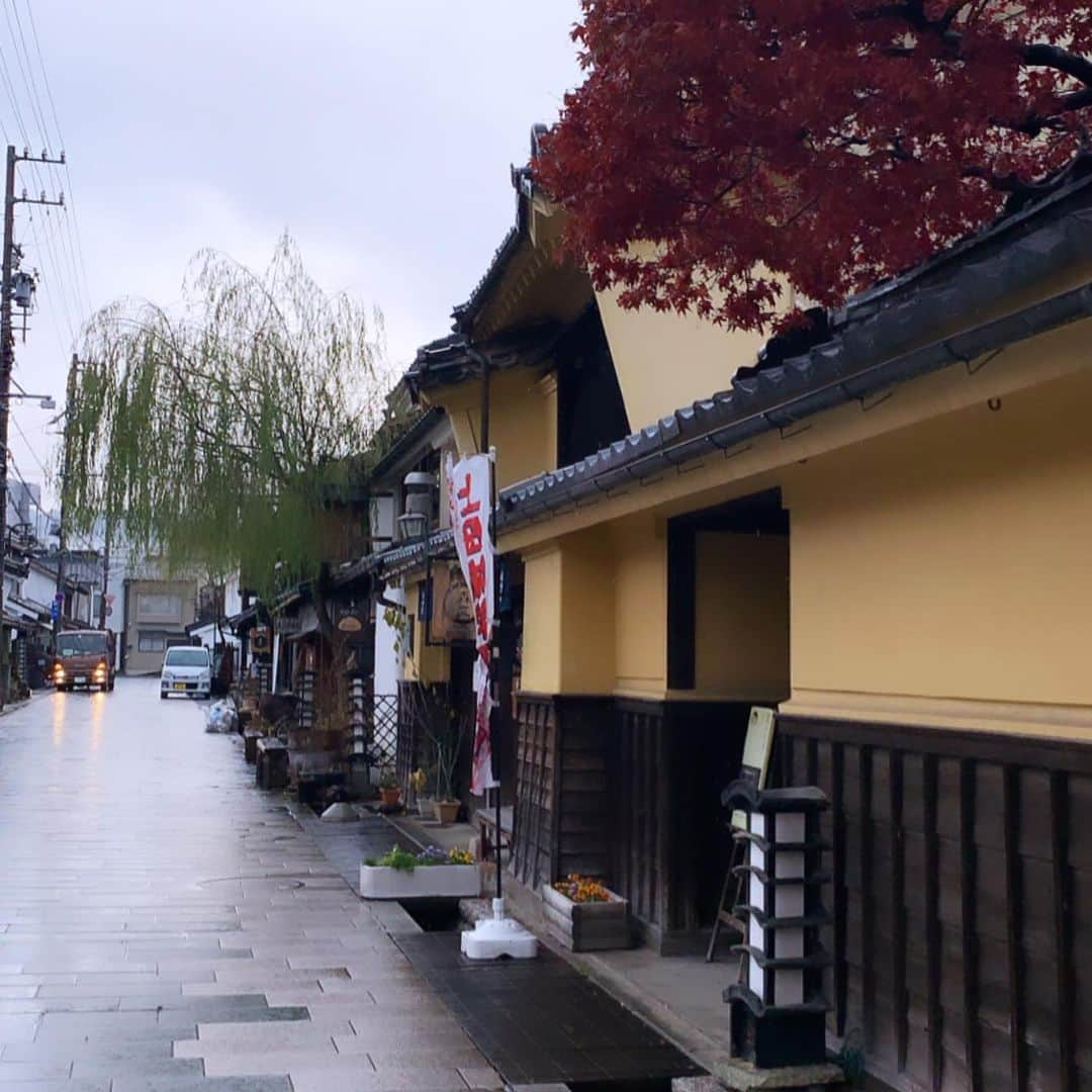 坂田陽子さんのインスタグラム写真 - (坂田陽子Instagram)「長野県にある上田城下町・北国通り柳町からロケスタート。 ・ 大河ドラマ「真田丸」にどハマりしてた私としては（草刈正雄さんの方ね😂）気温3°の薄着ロケでもなんだか嬉しい😆 ・ 朝から冷たい雨が降ってたけど 城下町を調子に乗って歩いてみたら 偶然温かな光にすっぽり包まれた😆 ・ ・ 衣装 @liesse_official  #liesse #リエス ・ #撮影#ロケ #インフォマーシャル ・ 撮影してたら あんこ屋さんの奥様が 寒いから温まって〜、と 温かい蕎麦茶とくるみ餡のおはぎを出して下さいました。とっても美味しかったです。ありがとうございました😊 ・ #真田丸　#上田城 #上田城下町　#北国通り柳町」12月17日 19時04分 - yokosakata