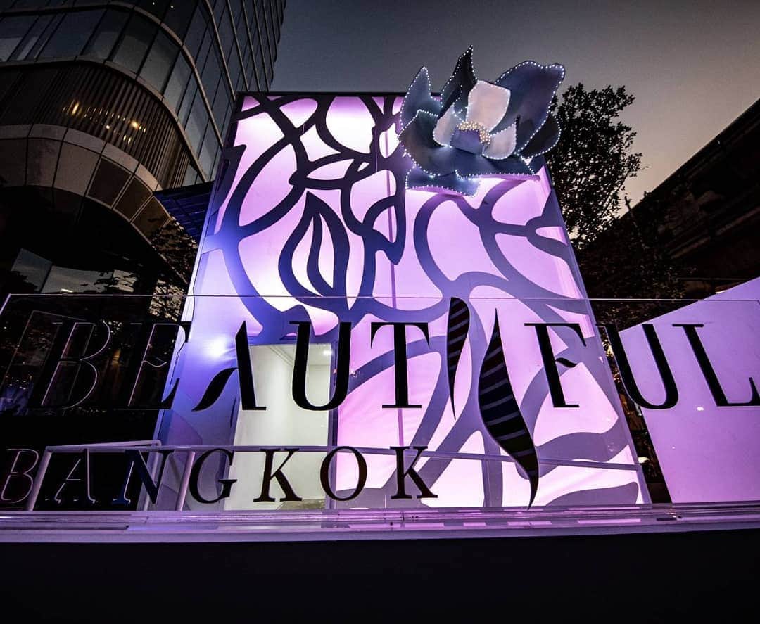 CeCi Thailandさんのインスタグラム写真 - (CeCi ThailandInstagram)「“Beautiful Bangkok 2020 : A Blossom of Happiness” ปักหมุดแลนด์มาร์คเคาท์ดาวน์แห่งใหม่ใจกลางเมือง ตื่นตาไปกับปรากฏการณ์การแสดงแสงสีเสียงส่งท้ายปีสุดยิ่งใหญ่ที่สะท้อนความงดงามแห่งกรุงเทพฯ ด้วยดอกไม้นานาพันธุ์ บนโครงการแมกโนเลียส์ ราชดำริ บูเลอวาร์ด สูงกว่า 60 ชั้น พลาดไม่ได้กับไฮไลท์แอคทิวิตี้ "The Wonder Flower Land" ที่มาในรูปแบบ Interactive Installation Art สุดล้ำ พร้อมให้คุณเพลิดเพลินกับการครีเอทดอกไม้ช่อแรกแห่งปีจากการเต้นของชีพจร และร่วมเก็บภาพความประทับใจแบบไม่ซ้ำใคร ตั้งแต่วันนี้ - 31 ธ.ค. ณ แมกโนเลียส์ ราชดำริ บูเลอวาร์ด นอกจากนี้ยังมีกิจกรรมประกวดภาพถ่ายของงานให้คนรักการถ่ายภาพได้ร่วมสนุกและลุ้นรางวัลมากมายอีกด้วย กติกาเพิ่มเติม www.facebook.com/mqdcforallwellbeing #ABlossomOfHappiness #BeautifulBangkok2020 #DpromptCommunication」12月17日 19時06分 - girldailydotcom