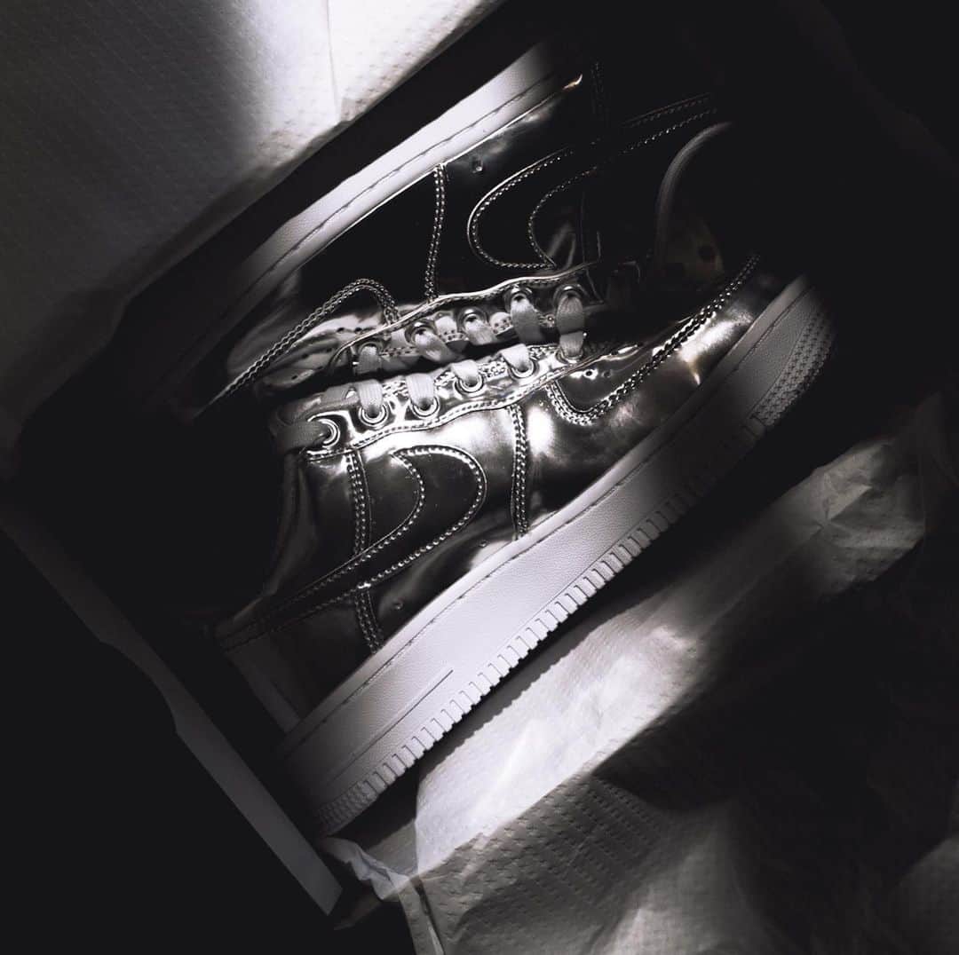 市川渚さんのインスタグラム写真 - (市川渚Instagram)「Silver metallic AF1👟🤍🤍 #nike  普段ほとんどスニーカー履かないのですが、久々にSNKRS立ち上げたら、シルバーメタリックなAF1があったので即ポチったっ。  #kickstagram #af1 #airforce1 #nikeairforce1 #sneakerhead #AF1 #sneakers #airforceone #swoosh #kicksonfire #nikewomen #sonya #sonya7iii #sonyalpha #tamron2875」12月17日 19時06分 - nagiko