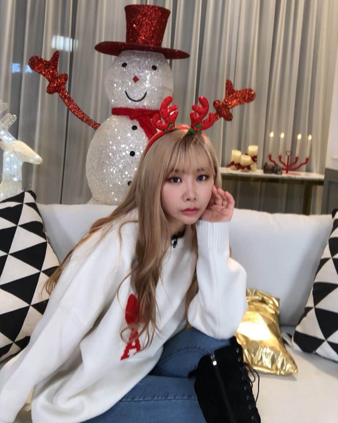 ジェアのインスタグラム：「우리 선물 어때!? 딩고뮤직 세로라이브보러 고고~!! Must have love 브아걸 귀염뽀짝라이브!! #musthavelove #딩고뮤직 #브아걸 ⛄️❄️」