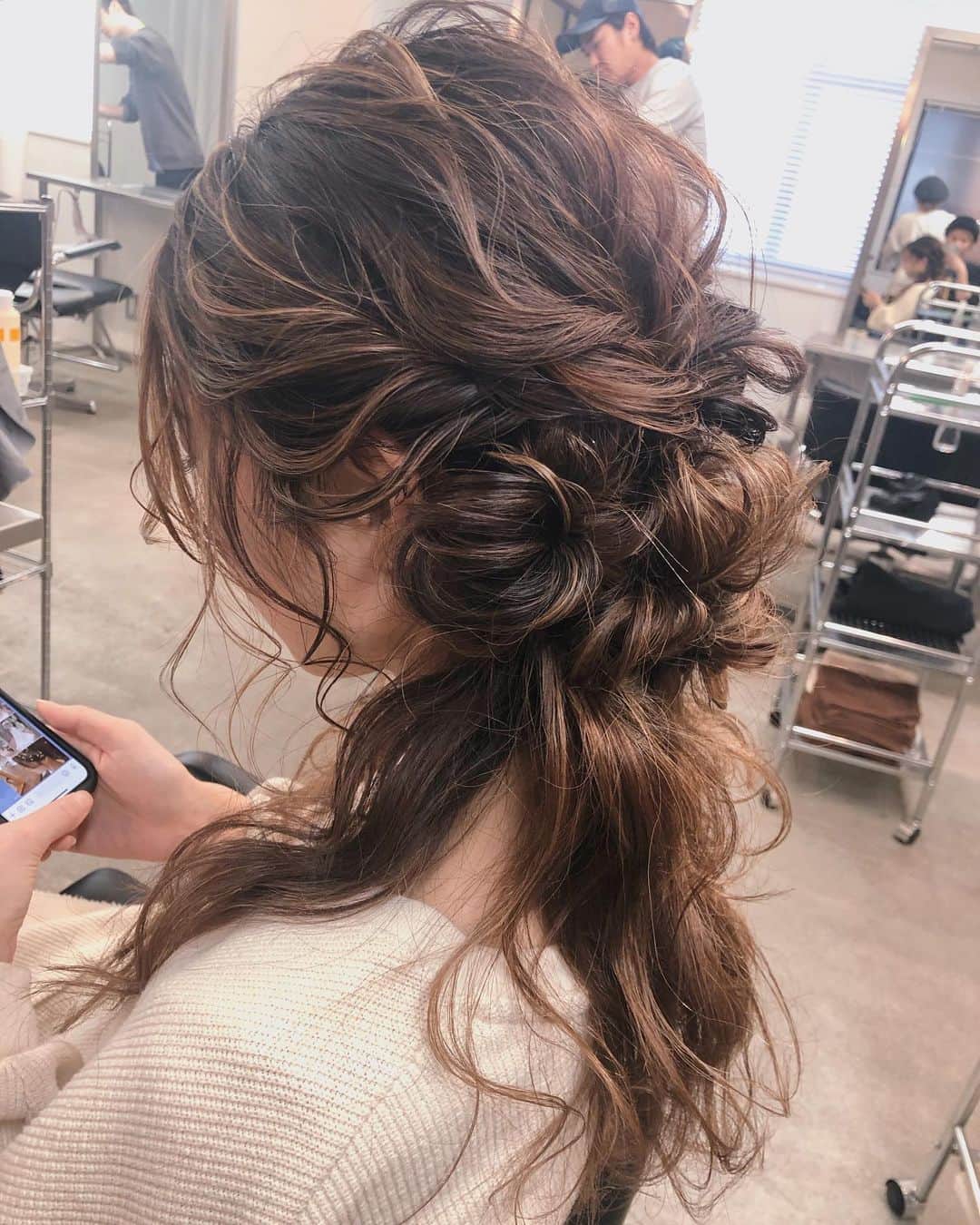 のインスタグラム：「ゆるーーーん、とした﻿ ハーフアップ🌼﻿ ロングヘアの方にオススメです🐴☝️﻿ #sakinchohair﻿ #hairarrange#hair#arrange#hairset#ヘアアレンジ#アレンジ#ヘアセット#豊橋#美容室#ヘアメイク#出張ヘアメイク#ブライダルヘア#ウェディングヘア#結婚式#花嫁#花嫁ヘア」