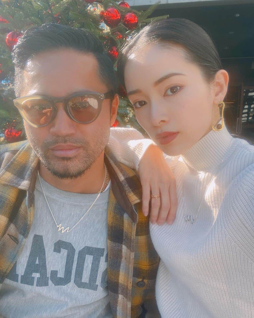 のインスタグラム：「. 珍しくお揃いにしてみたシルバーネックレス。 . ヨハンシルバーマンかっこいい。 シルバーのアクセサリーも作りたくなるなあ... . @johan_silverman_paris  @souterrain_tokyo . そして髭が目のすぐ下からも生える奇跡の髭夫は 写真撮るのが恥ずかしくて 私のサングラスをかけてみた図。 @kenu_terui . #husband #husbandandwife #silver #johansilverman #jewelry #accessory #髭のある生活 #髭　#髭祭 #髭野郎 #髭スタグラム」