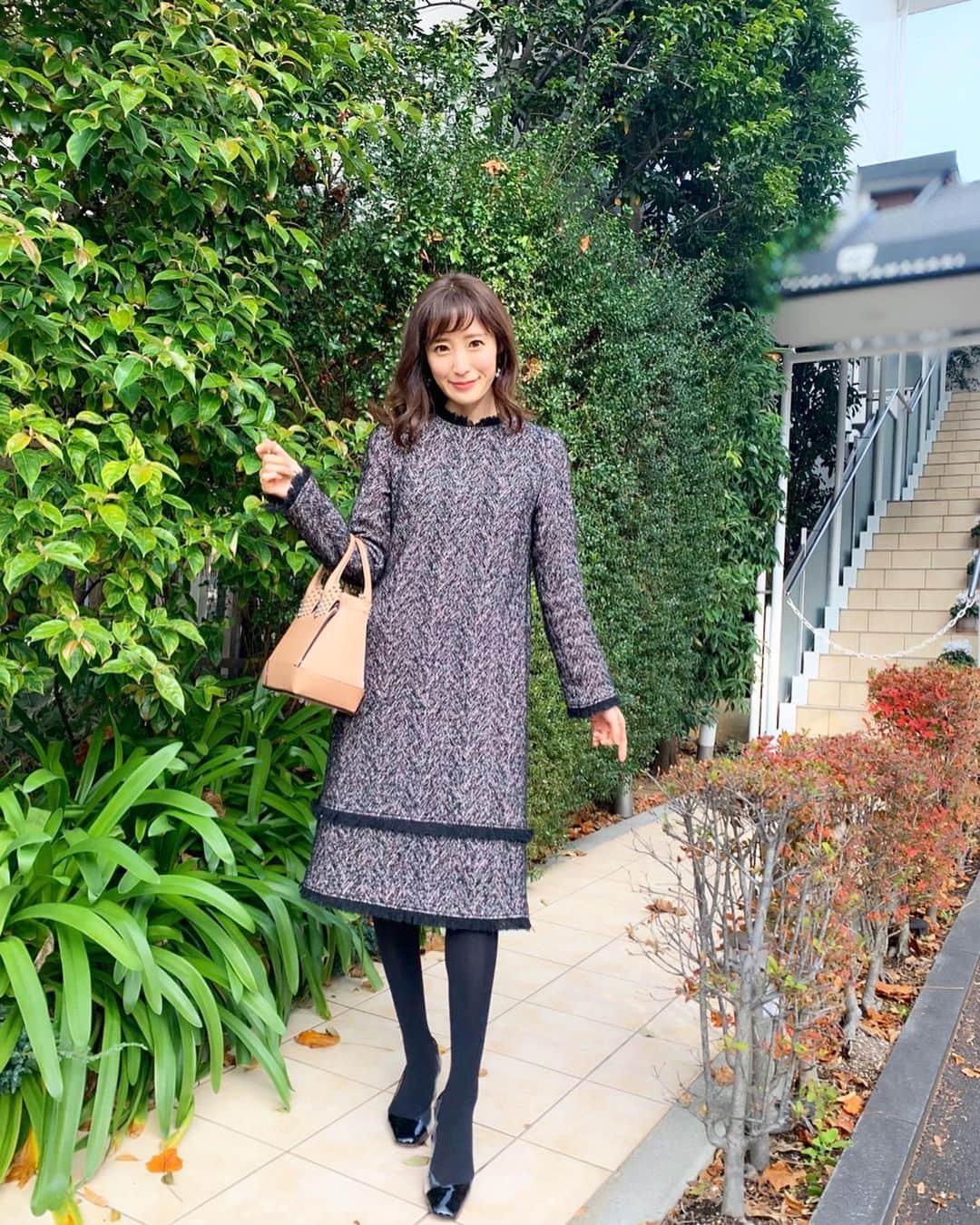 小林真由のインスタグラム：「⋆﻿ ⋆﻿ 先日のランチで着ていたワンピース👗﻿ 生地もしっかりしてるので﻿ これからの時期にぴったりです🎄💕﻿ ミックスツイードが上品🍷﻿ ﻿ skirt: #maronenonfee ﻿ bag&pumps: #louboutin ﻿ ﻿ ﻿ lonessでヘアケアをしてきました。 暗めなベージュにしてもらって﻿ 色が少し抜けてからも常に良い色味💕﻿ いつもありがとうございます🎄✨﻿ @inamochinaoki ﻿ ﻿ #ファッション #コーデ #ママコーデ #冬服 #ママライフ #コーディネート #マーロンエノンフィ #ルブタン #クリスチャンルブタン #ヘアカラー #ヘアー #ローネス #銀座 #coordinate #fashion」